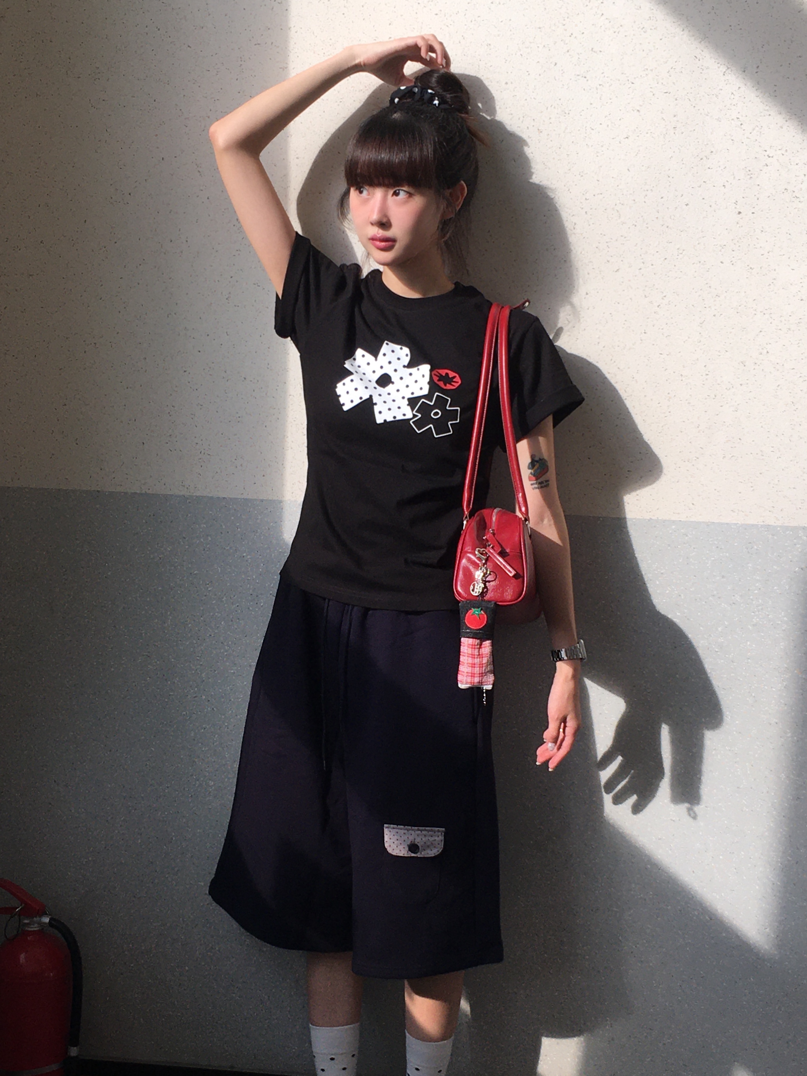 SLOW RECORD HOUSE Polka Dot Star T-Shirt Black 착용 스타일 - 1
