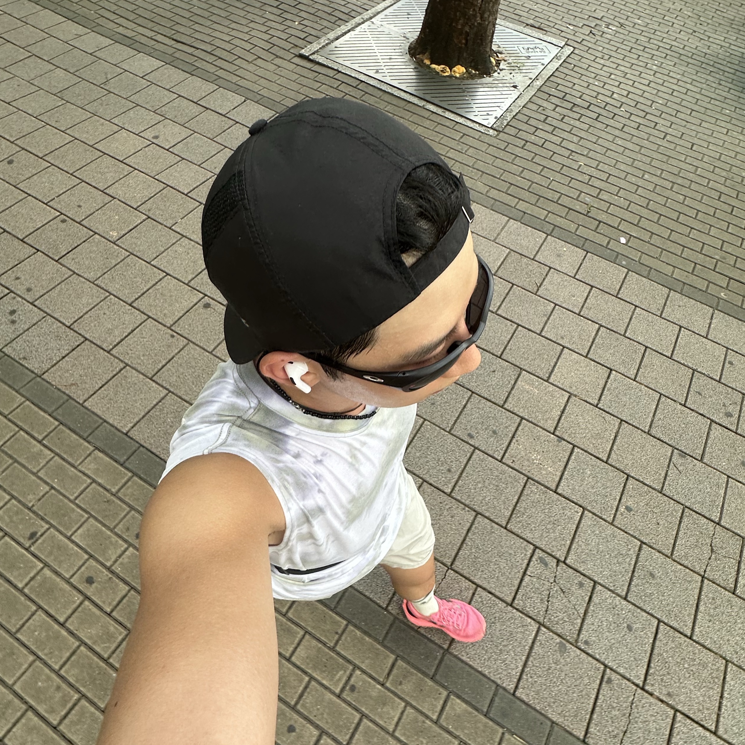 Oakley Eye Jacket Redux Matte Black Frame Prizm Grey Lenses High Bridge Fit, New Balance Fuelcell Rebel v4 Ultra Pink Black - 2E Wide 착용 스타일