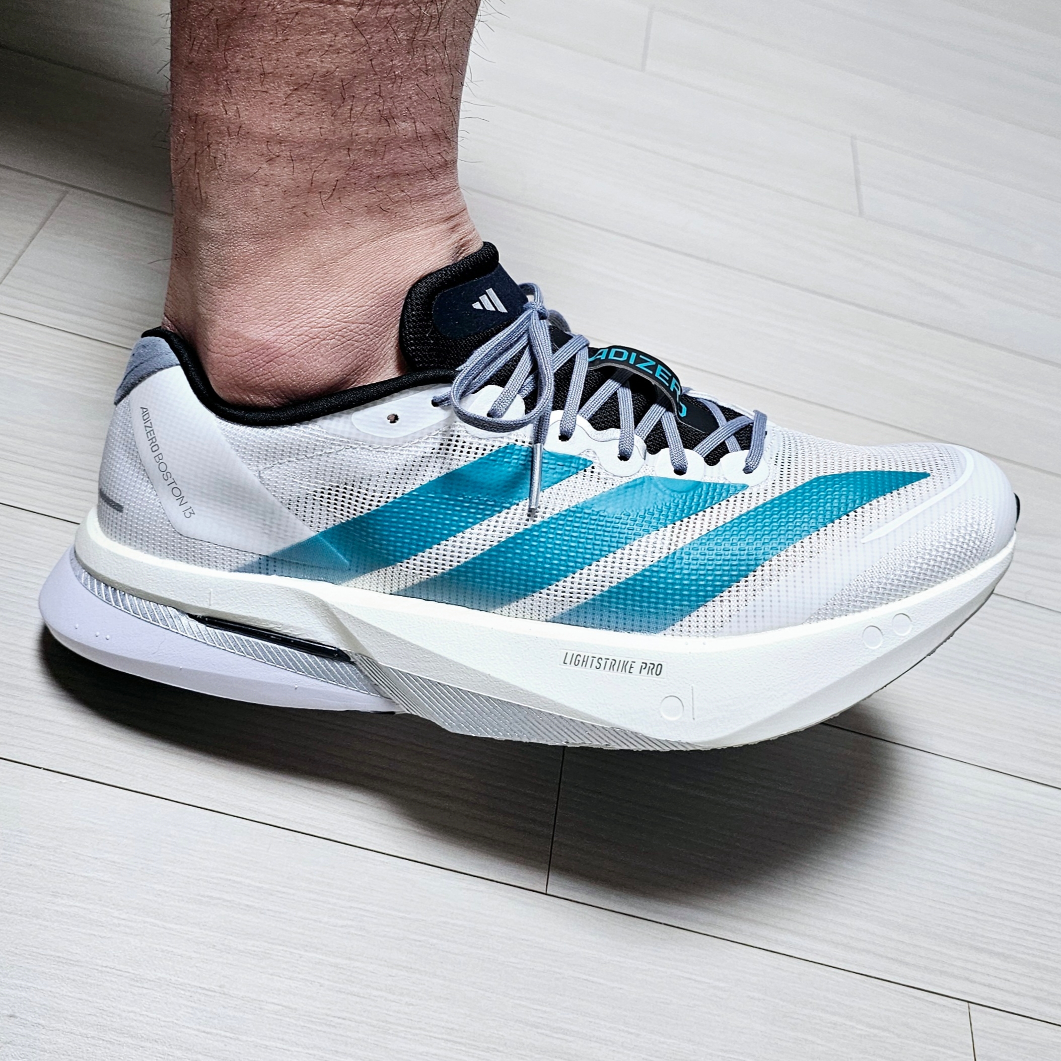Adidas Adizero Boston 13 Cloud White Pure Teal 착용 스타일 - 2