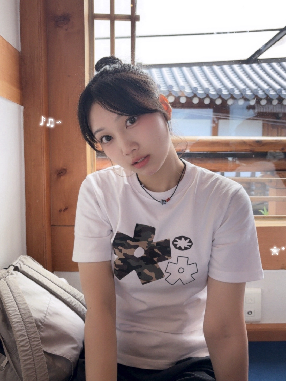 SLOW RECORD HOUSE Camo Bloom Star T-Shirt White 착용 스타일 - 1