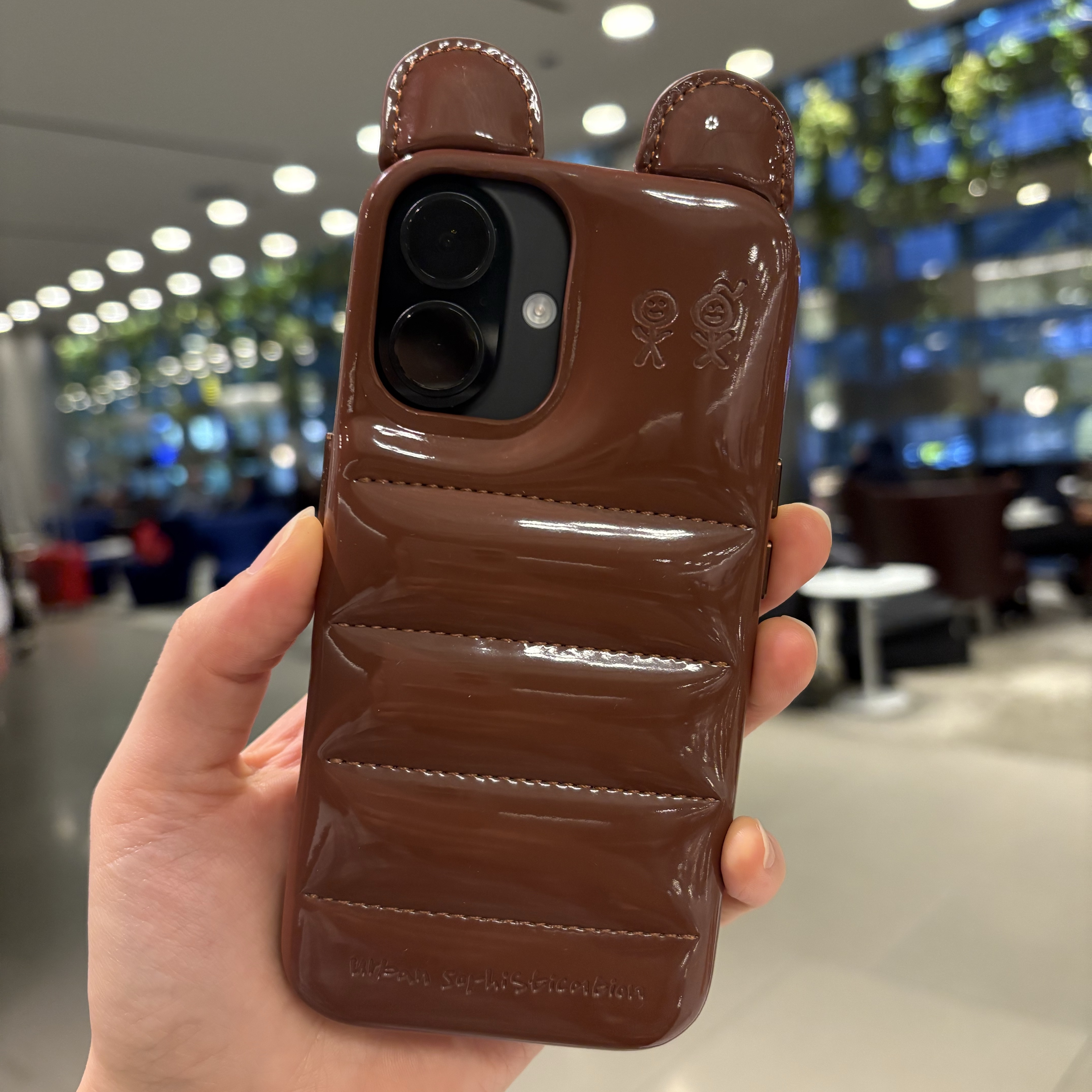 Urbansophistication The Puffer Case Teddy Bear 착용 스타일