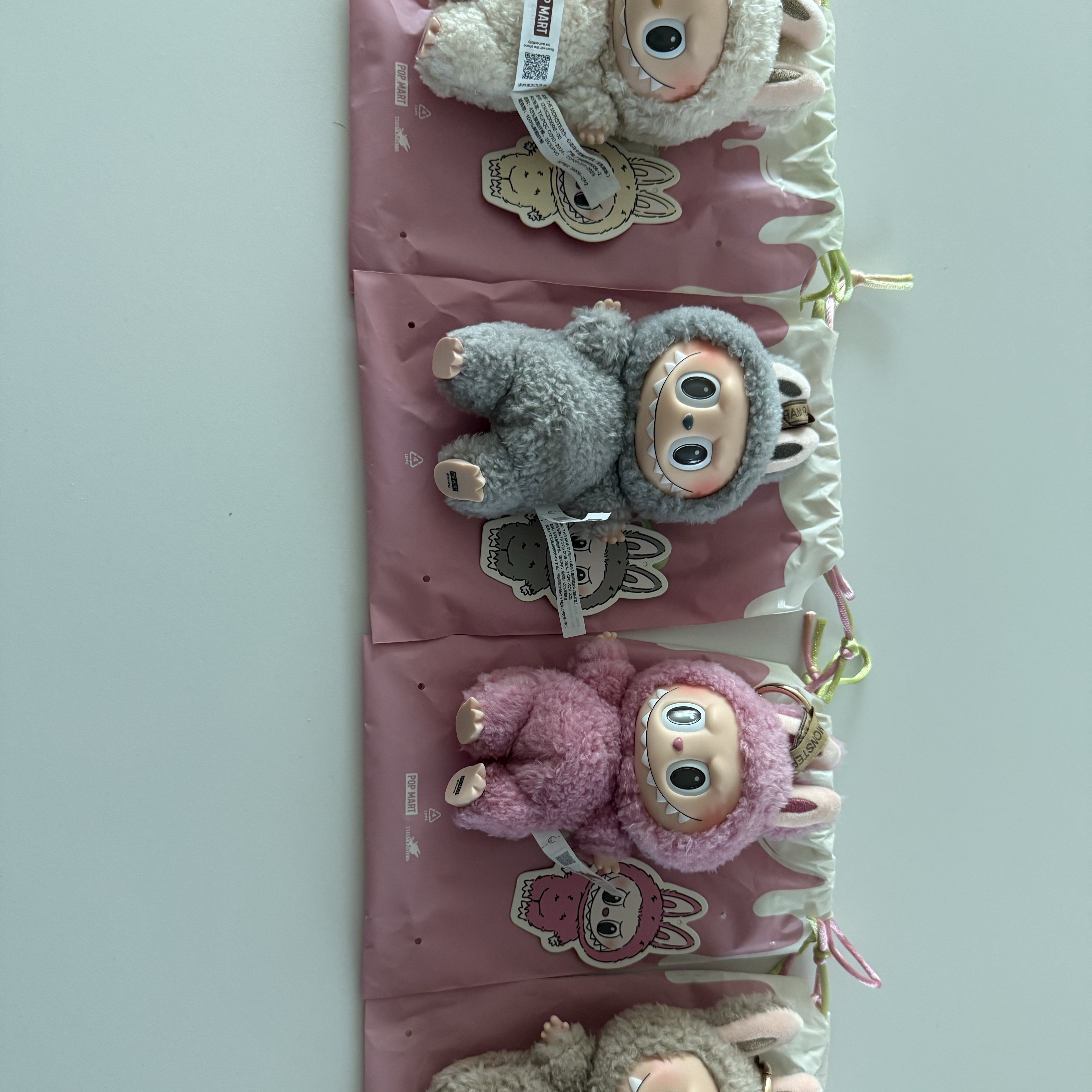 Pop Mart The Monsters Labubu Tasty Macarons Series Sealed Case (6 Blind Boxes) 착용 스타일