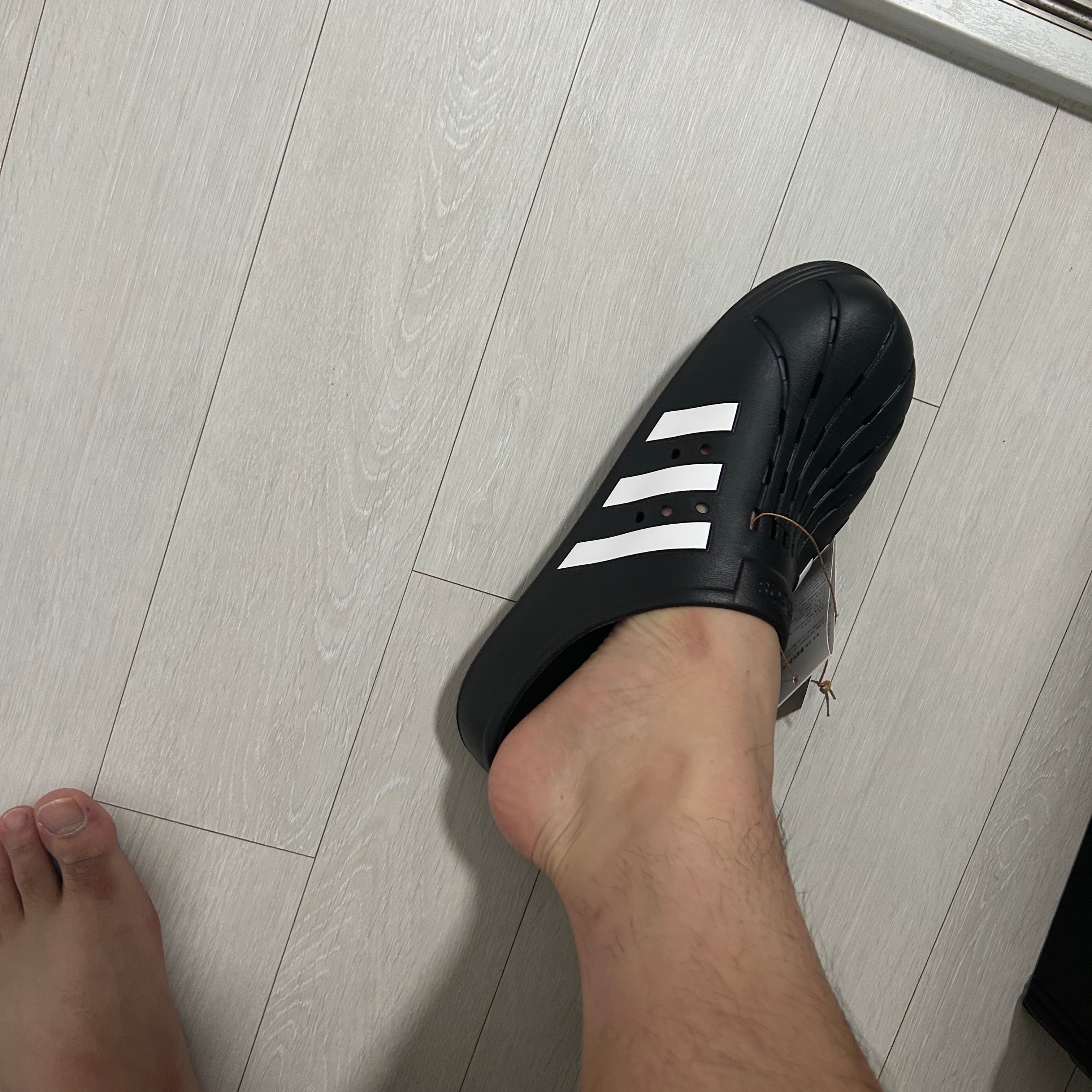 Adidas Adilette Clog Black White 착용 스타일