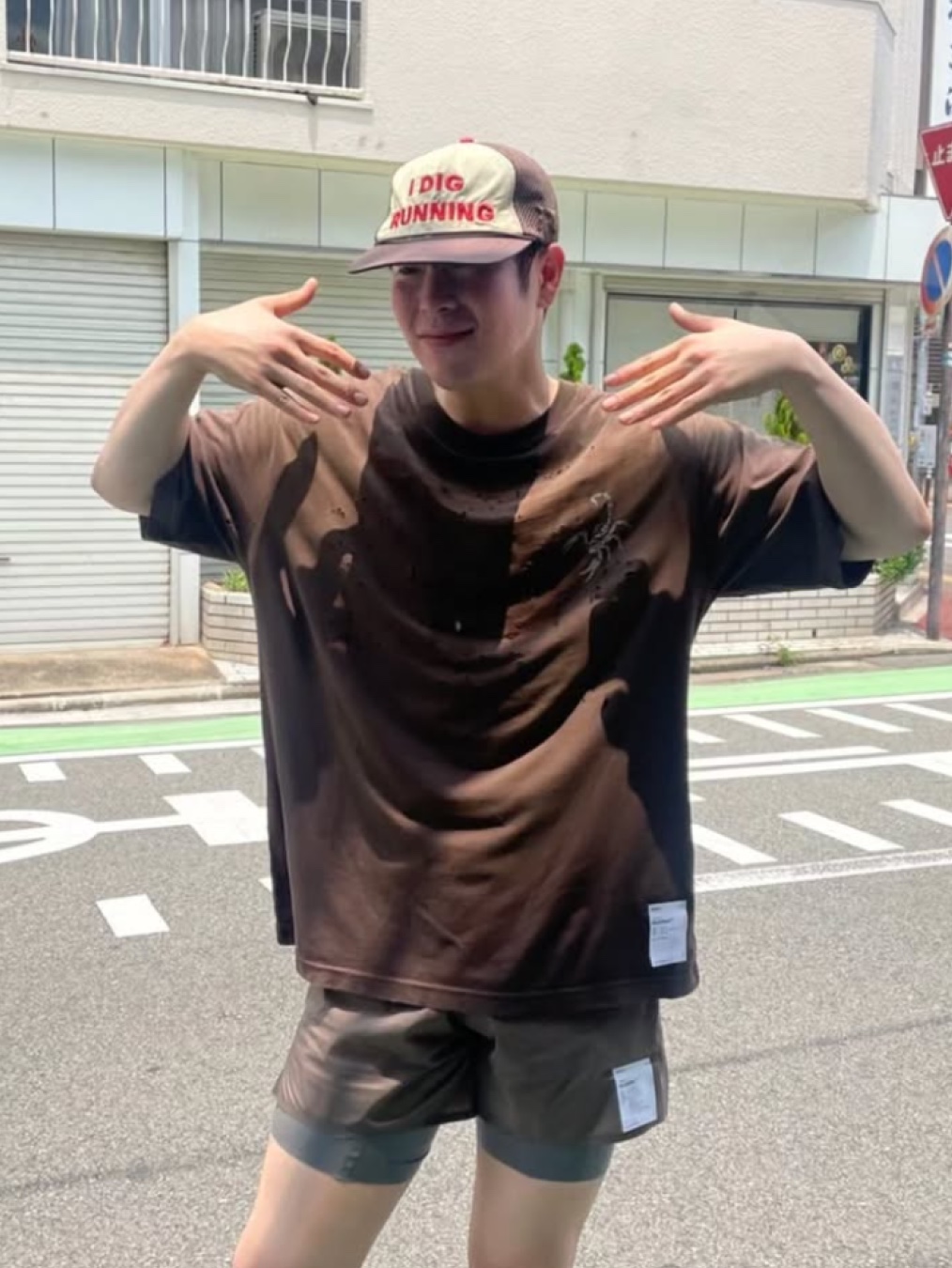 Alex Zono I Dig Running Trucker Hat OG Brown, Alex Zono x Woodz New Paths Await Trucker Hat Beige 착용 스타일 - 3