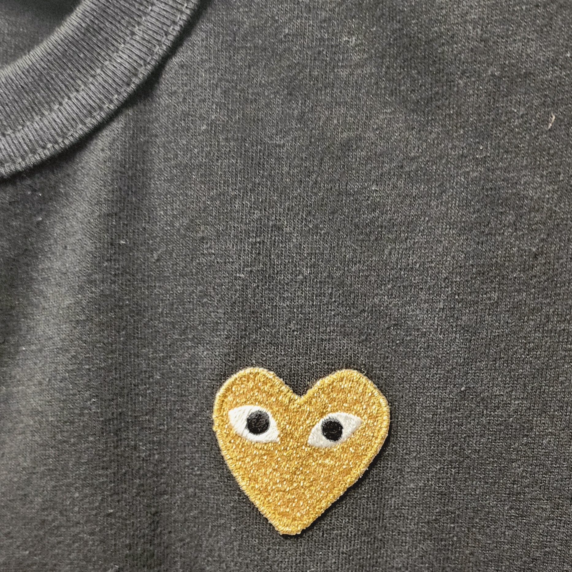 Play Comme des Garcons Gold Heart T-Shirt Black 착용 스타일