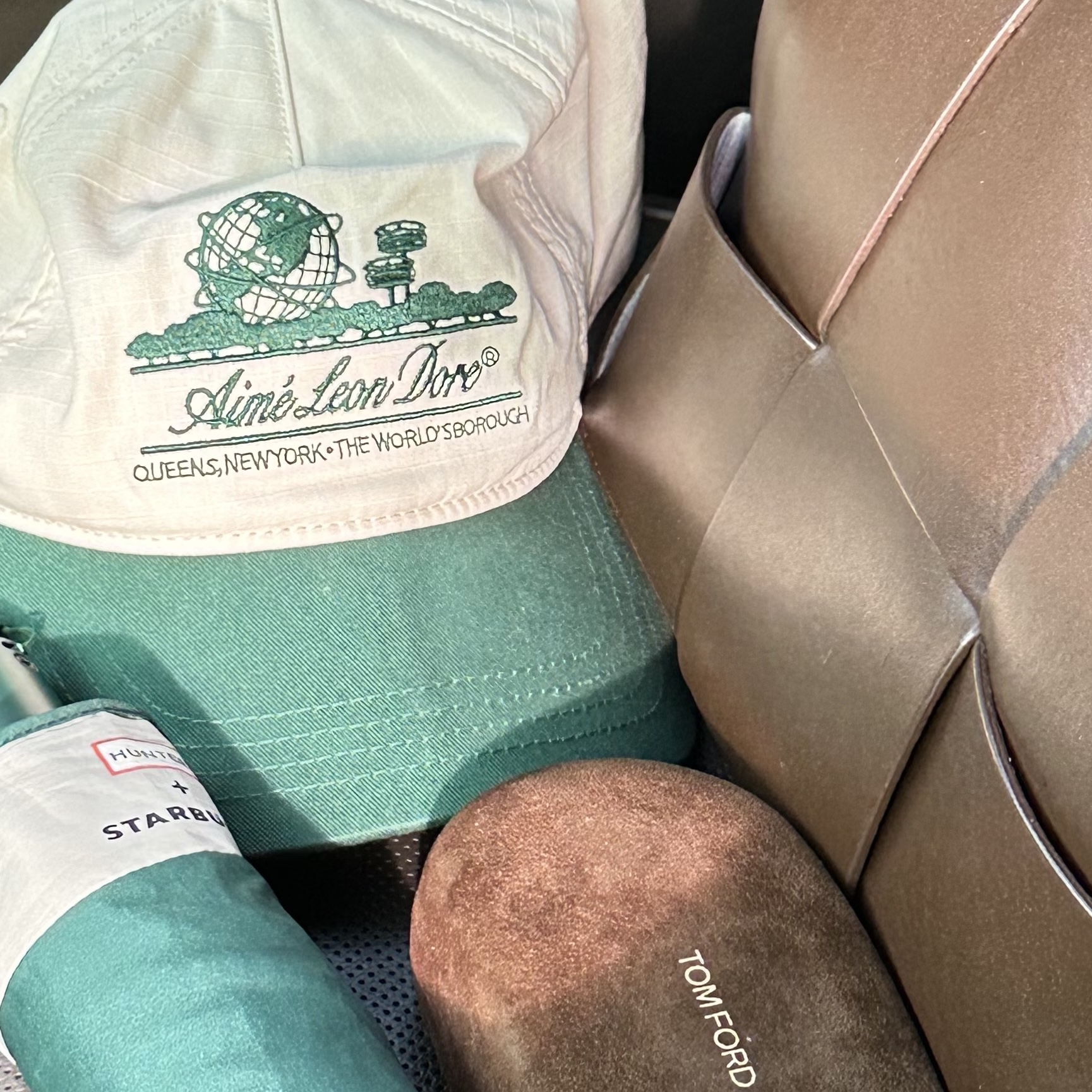 Aime Leon Dore Unisphere Hat Pristine, Starbucks x Hunter Light Folding Umbrella Green 착용 스타일