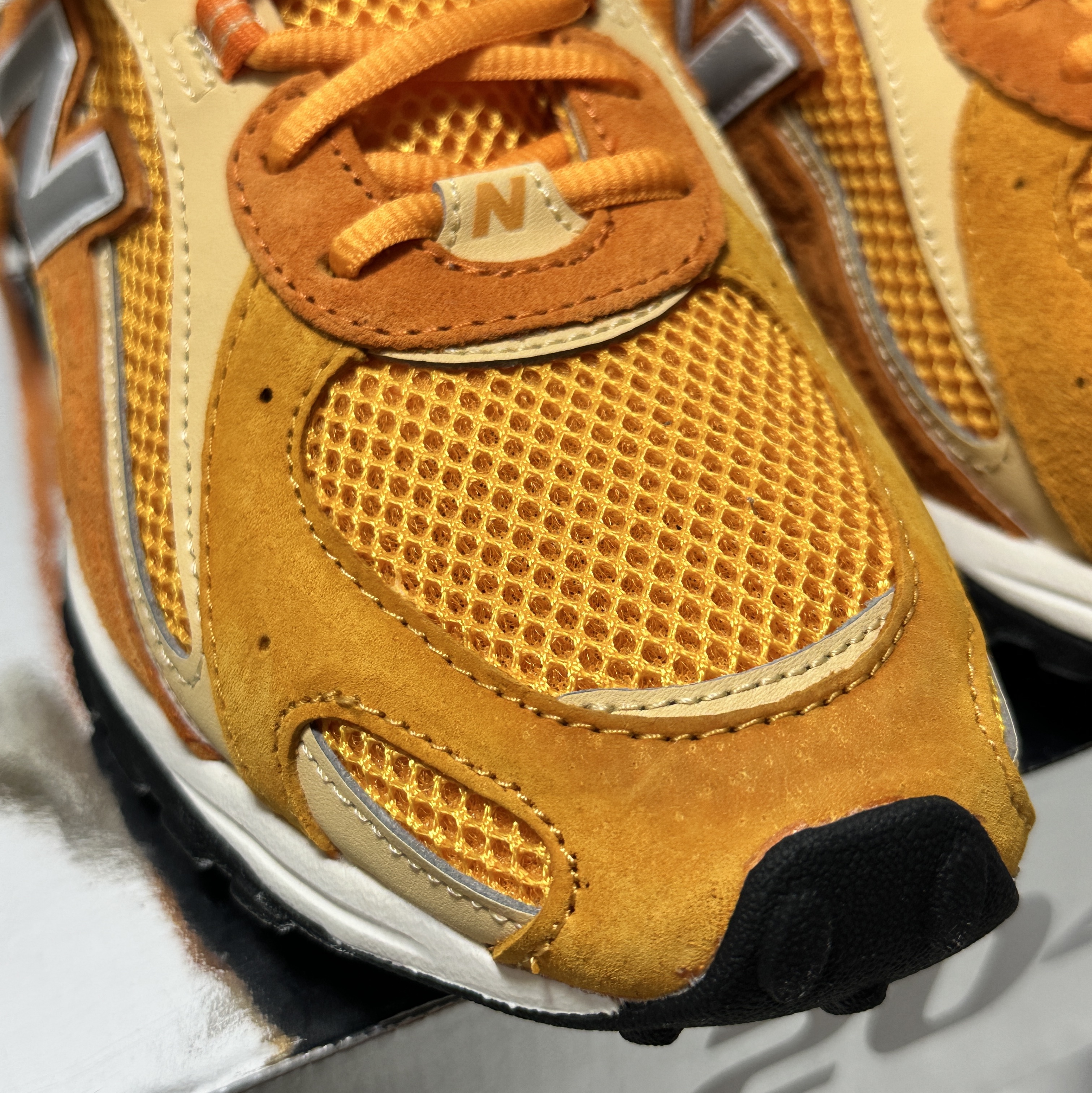 New Balance x Kith 204L Orange Silver 착용 스타일 - 3