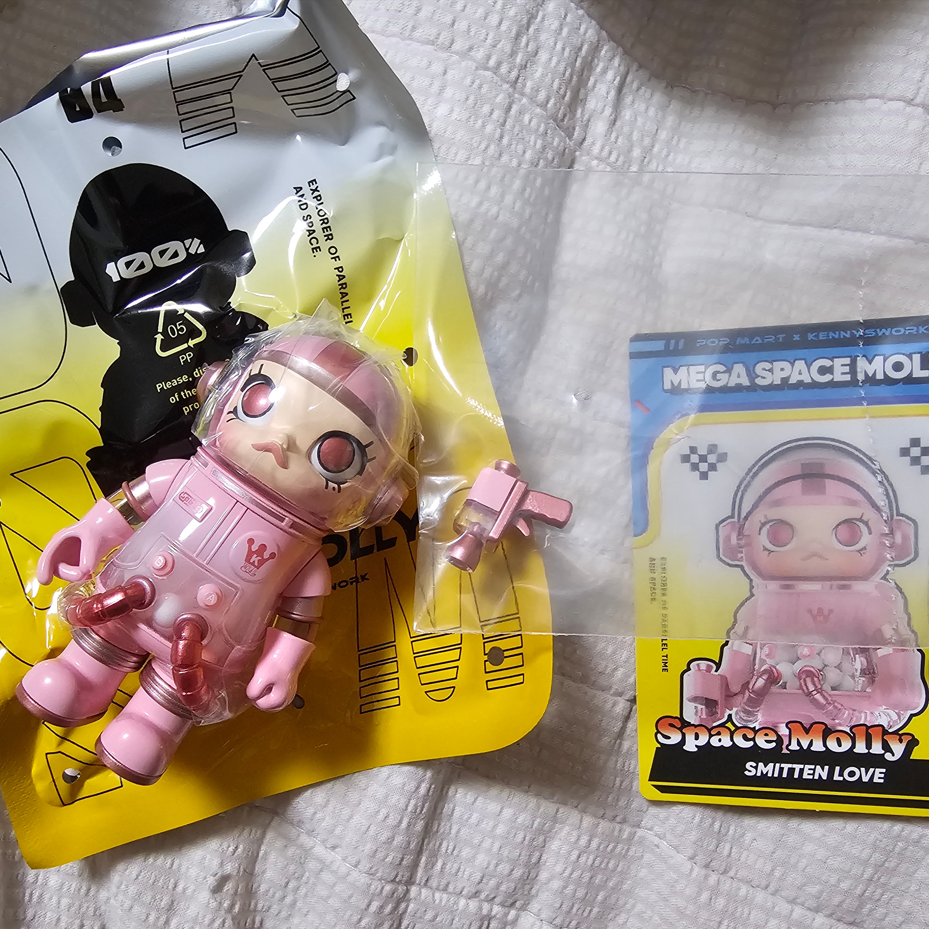 Pop Mart Mega Space Molly 100% Series4 Smitten Love (Opened Case) 착용 스타일