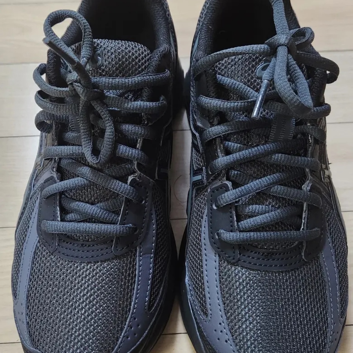 Asics Jog 100 S Graphite Grey Steel Grey 착용 스타일