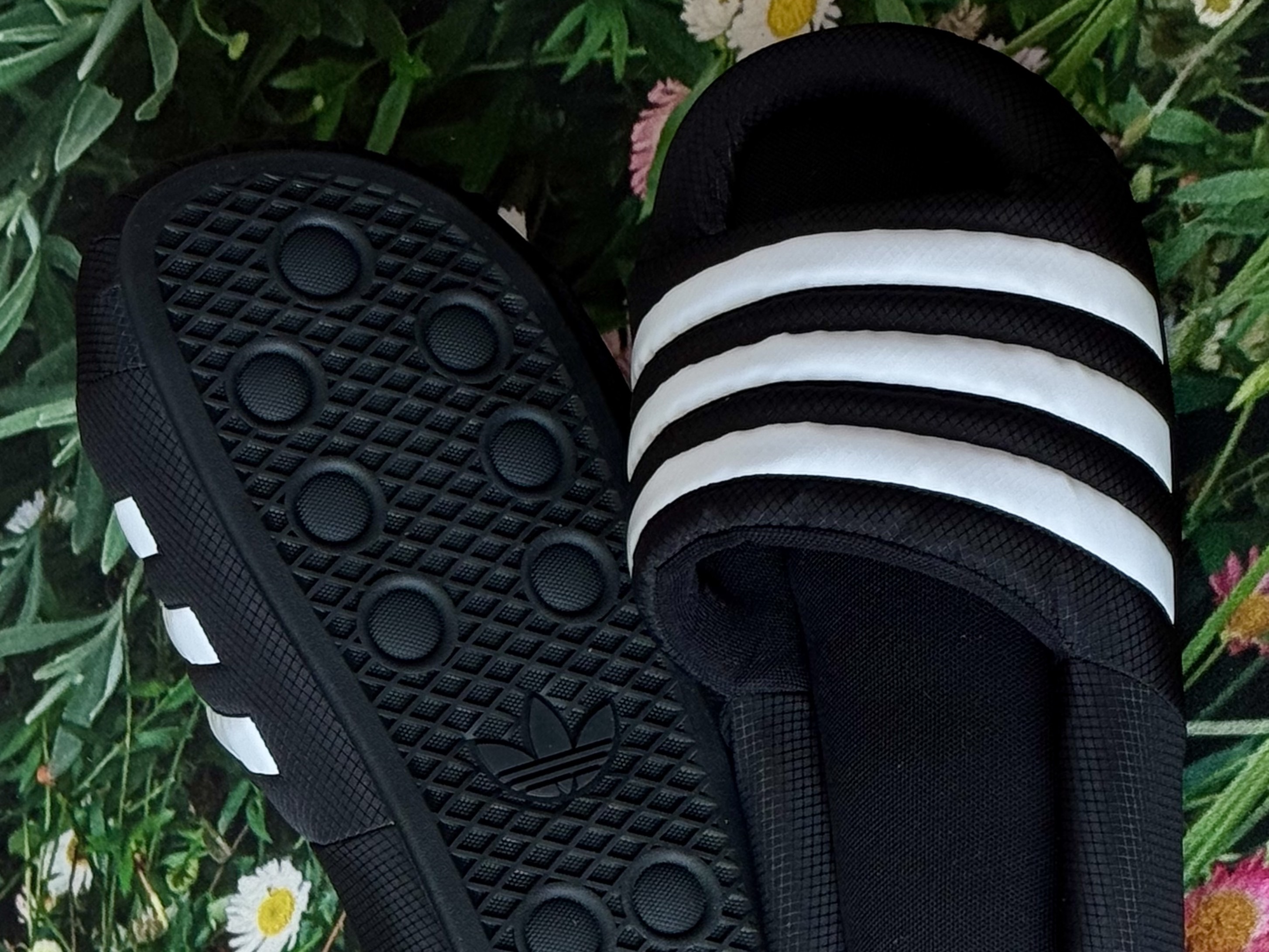 Adidas Adilette 24 Core Black Cloud White 착용 스타일 - 4