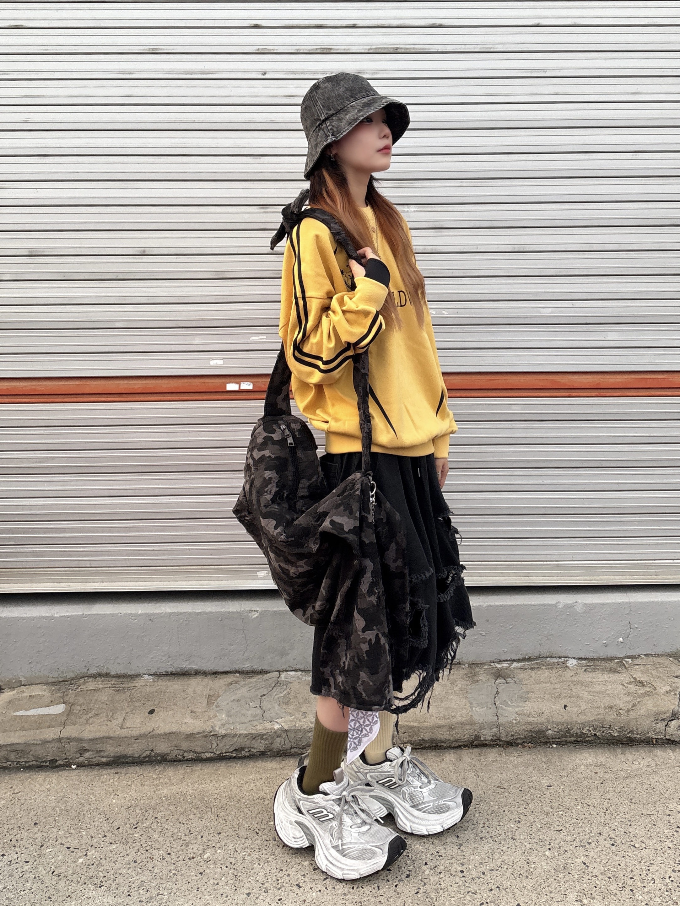 Balenciaga 10XL Sneakers White Grey Silver Black, Gucci Double G Key Necklace Silver 착용 스타일 - 1