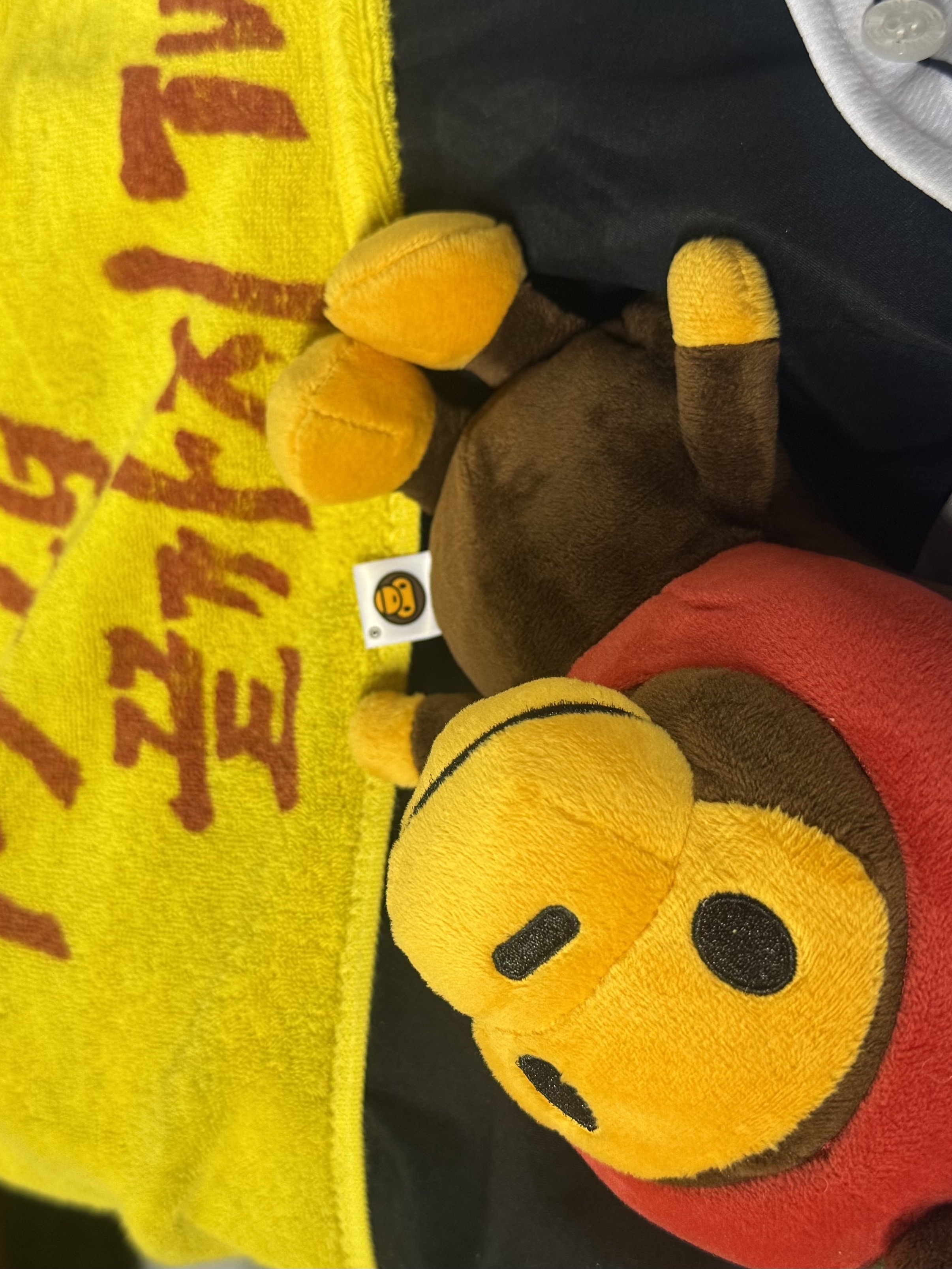 LG Twins x Prospecs 2025 Authentic Seoul Uniform Red (Non Marking Ver.), BAPE Baby Milo Plush Mobile Bag Red 착용 스타일 - 2