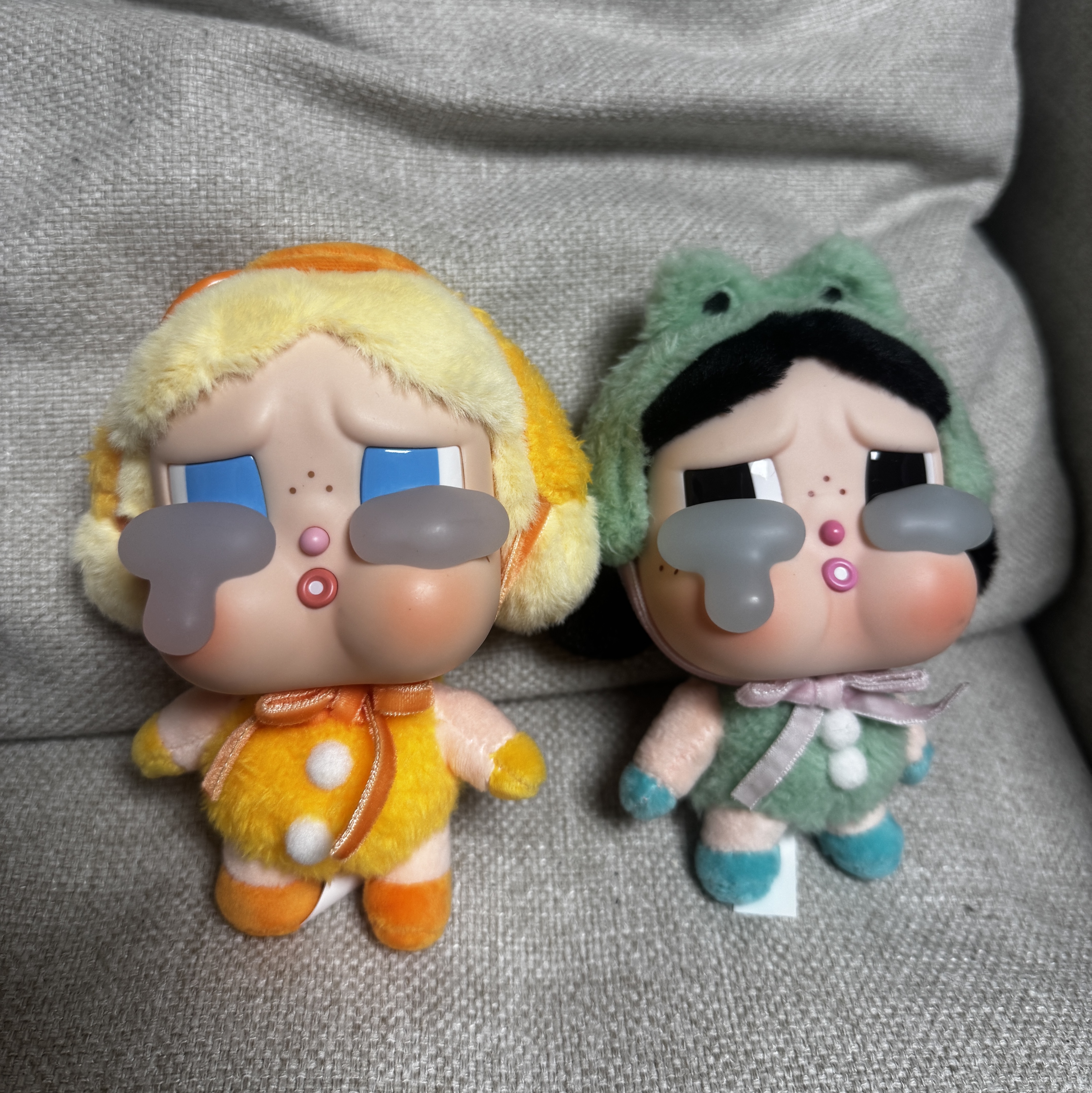 Pop Mart Crybaby Crying Again Series Plush Keyring Duck You (Opened Case), Pop Mart Crybaby Crying Again Series Plush Keyring What A Frog (Opened Case) 착용 스타일