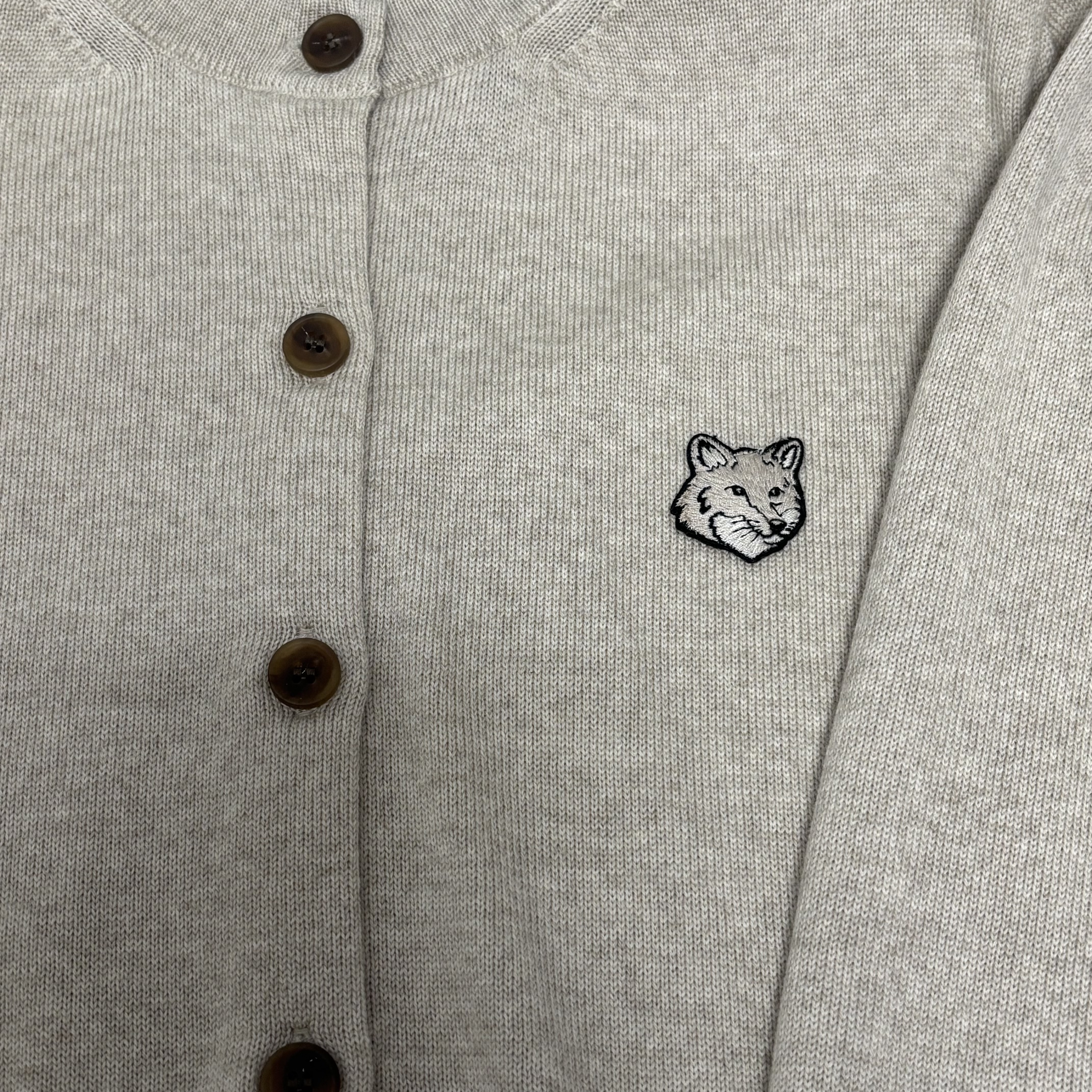(W) Maison Kitsune Bold Fox Head Patch Regular Cardigan Light Beige Melange 착용 스타일 - 1