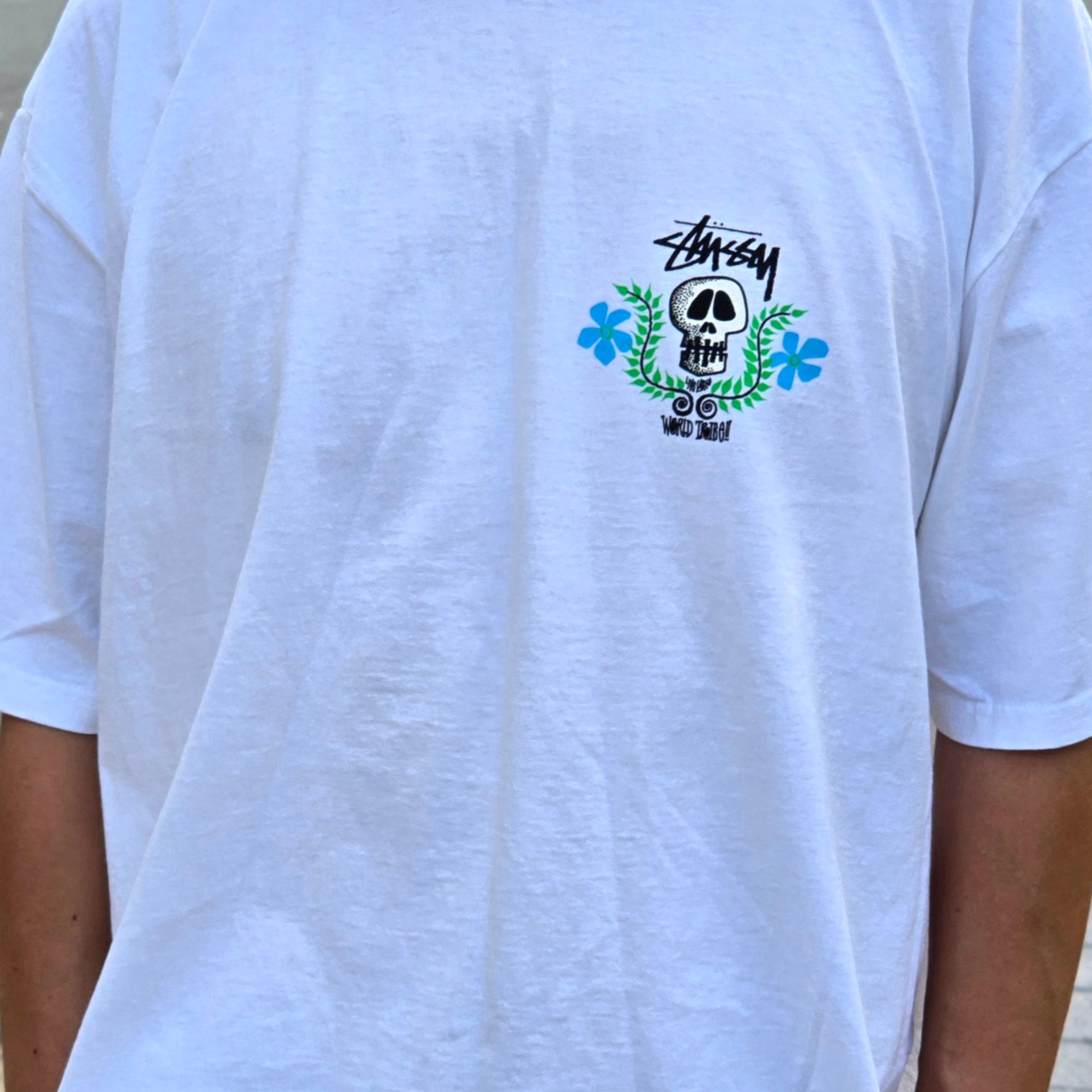 Stussy Skull Crest T-Shirt White 착용 스타일 - 1