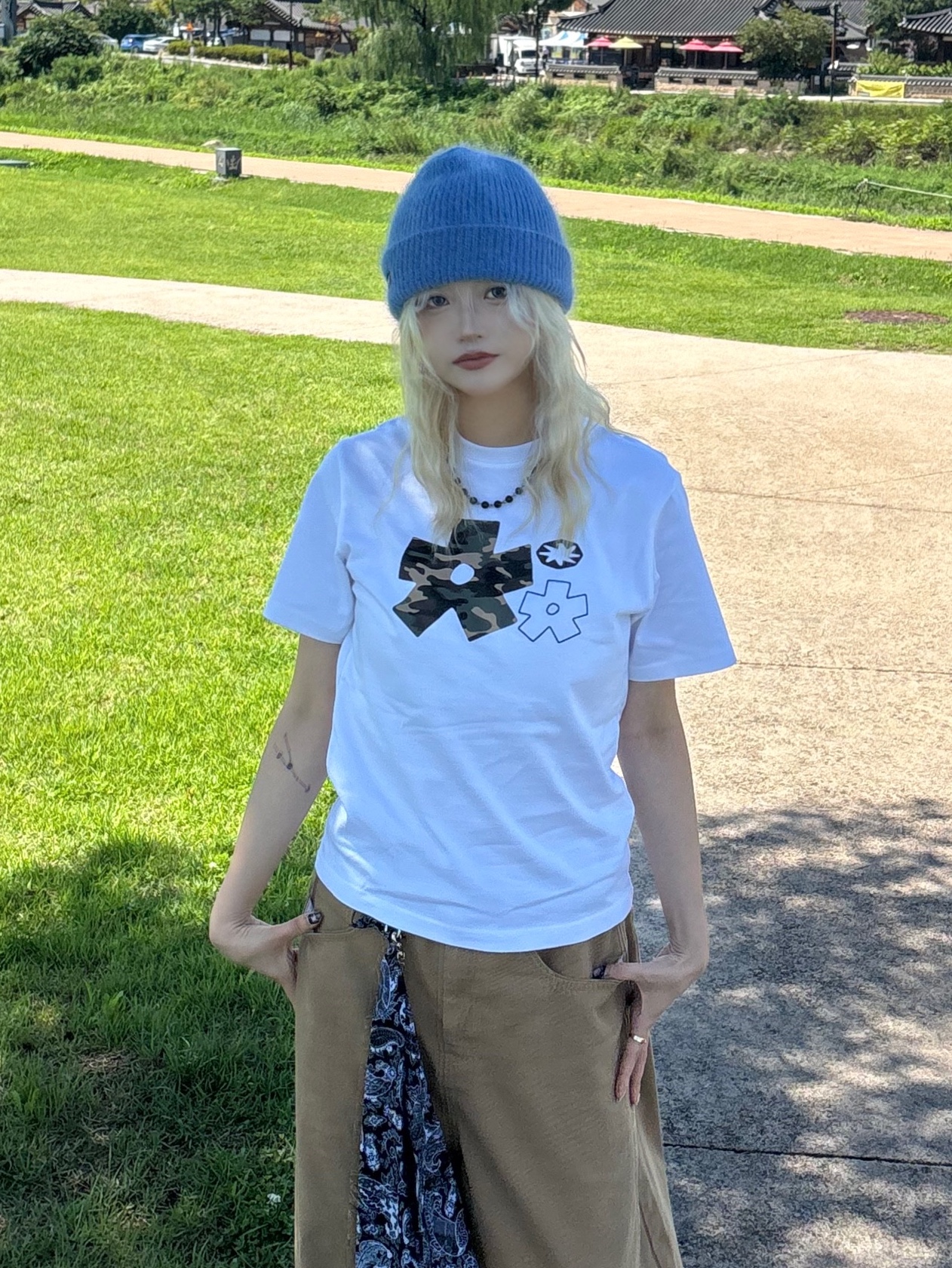 SLOW RECORD HOUSE Camo Bloom Star T-Shirt White 착용 스타일 - 3