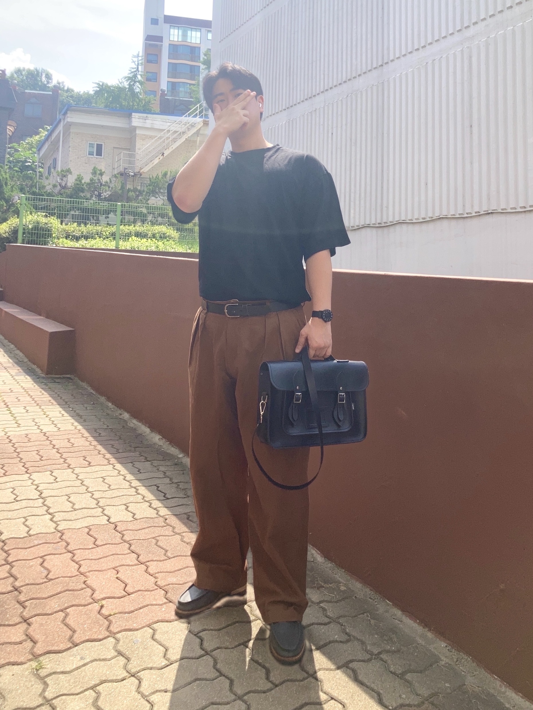 Yale Premium Vintage Two Tuck Wide Chino Pants Tan 착용 스타일