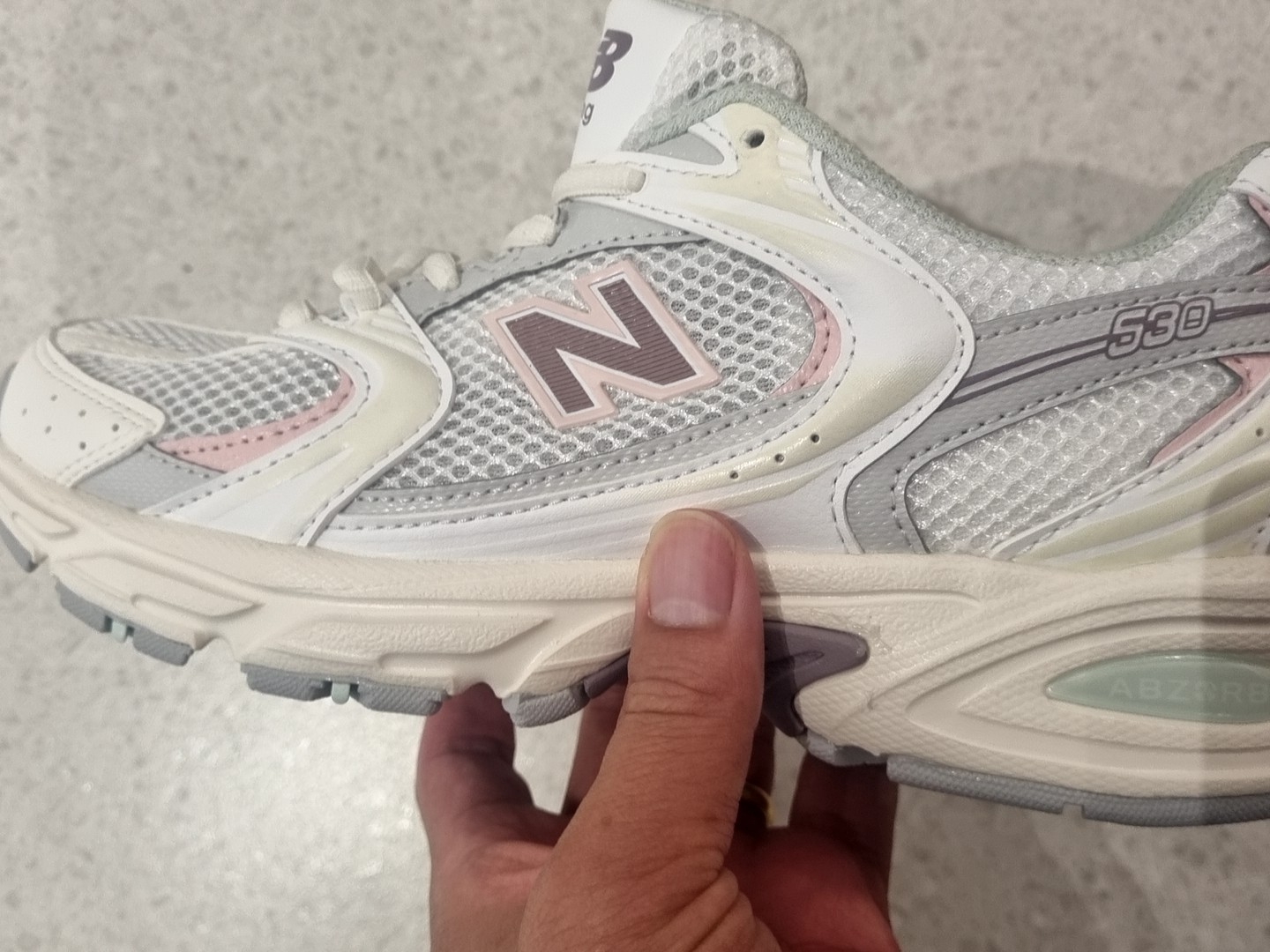 New Balance 530 Sea Salt Ice Wine - D Standard 착용 스타일