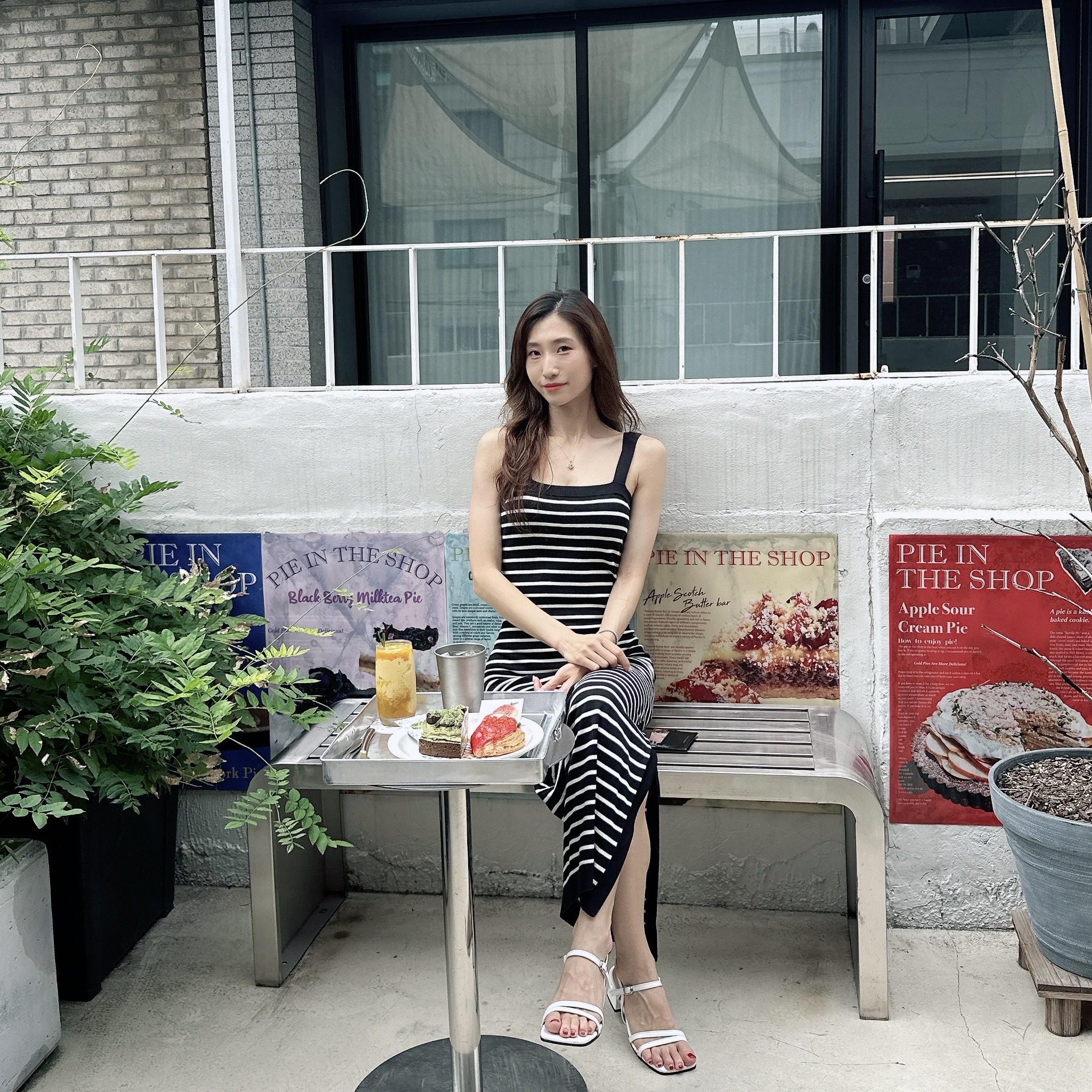 Fendi Mon Tresor FF Motif Leather Mini Bag Brown 착용 스타일 - 2