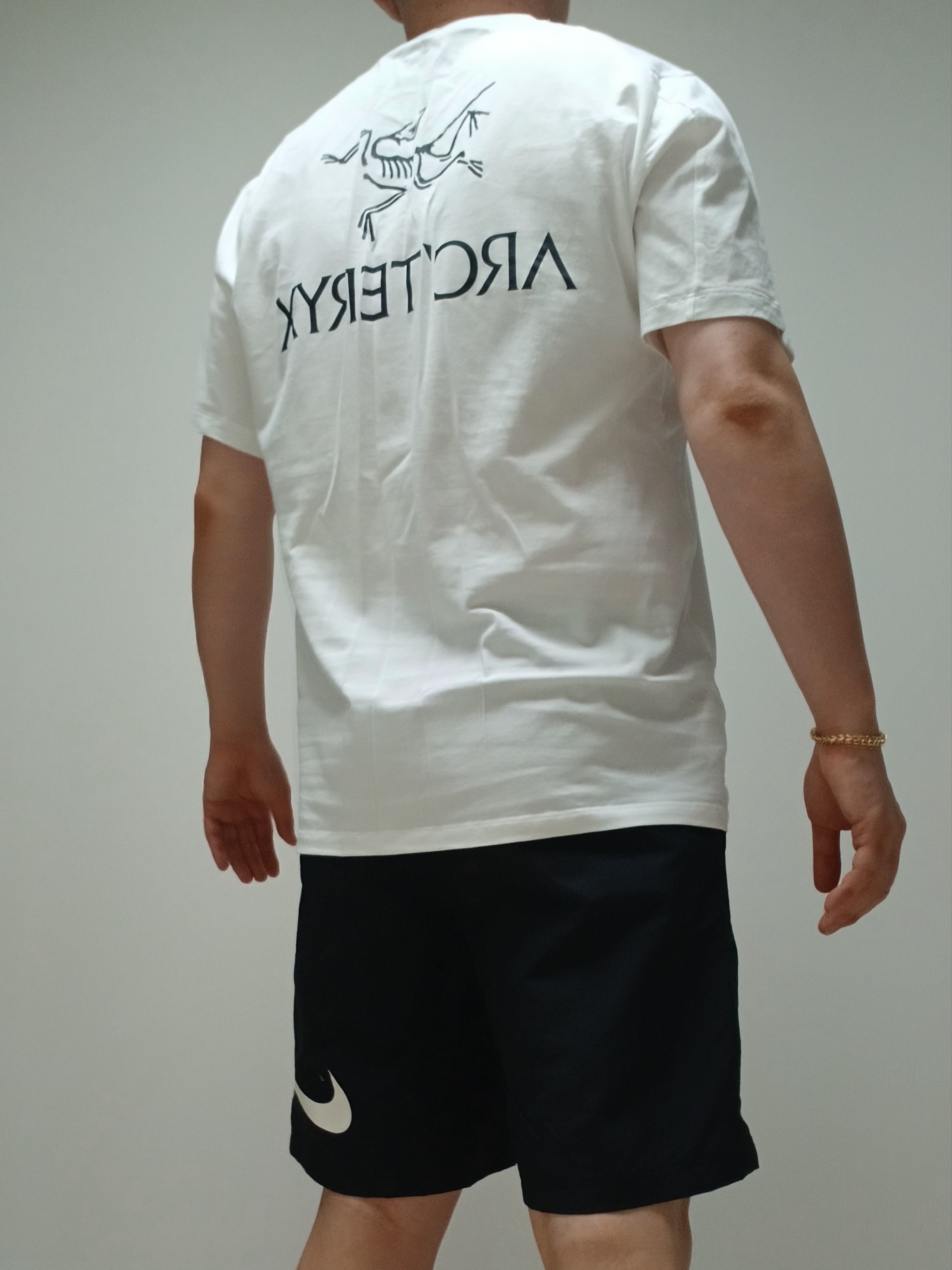 Arc'teryx Kragg SL Cotton Bird Word SS T-Shirt White Light Black, Nike x Stussy Shorts Black (FJ9167-010) 착용 스타일 - 5