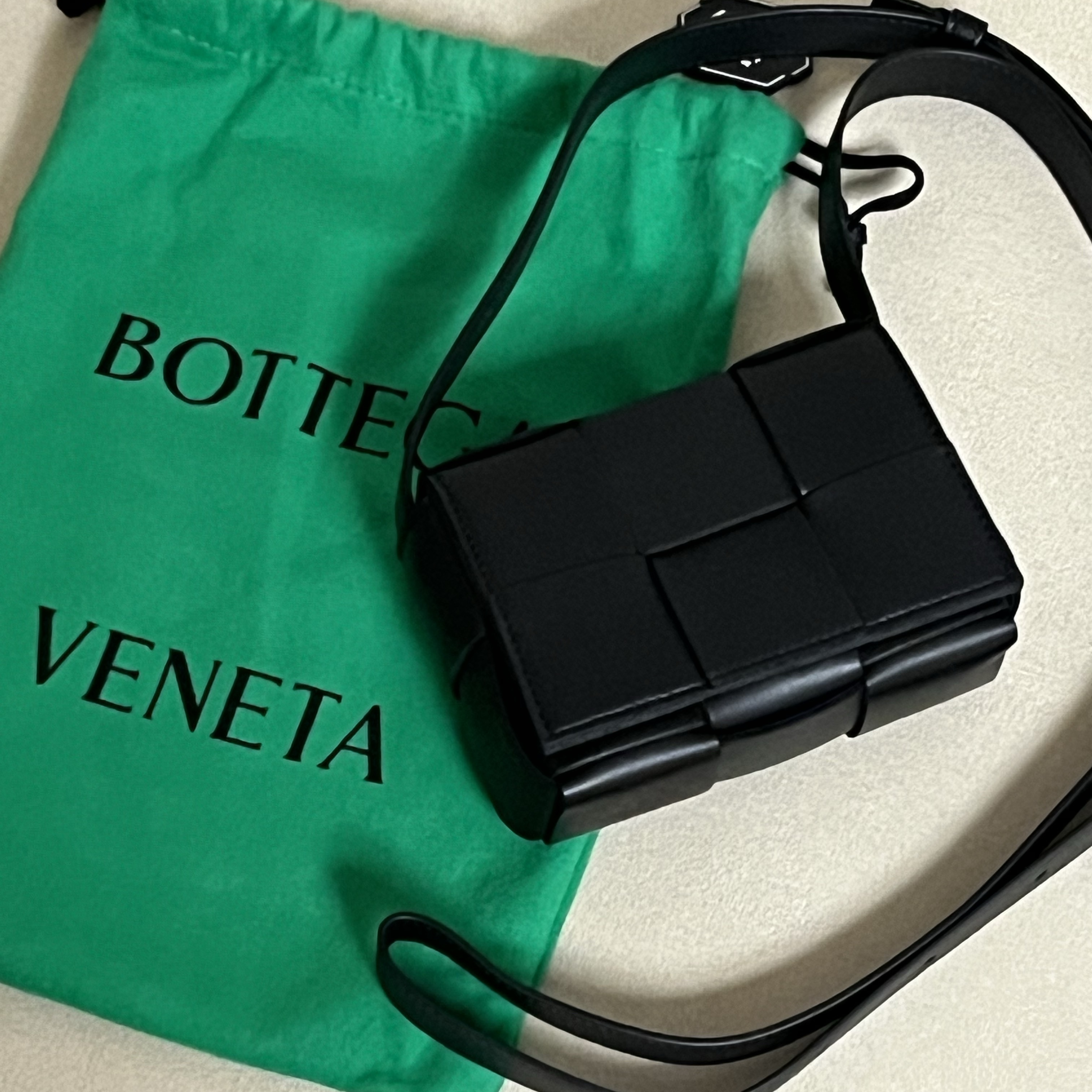 Bottega Veneta Mini Leather Cassette Black 착용 스타일