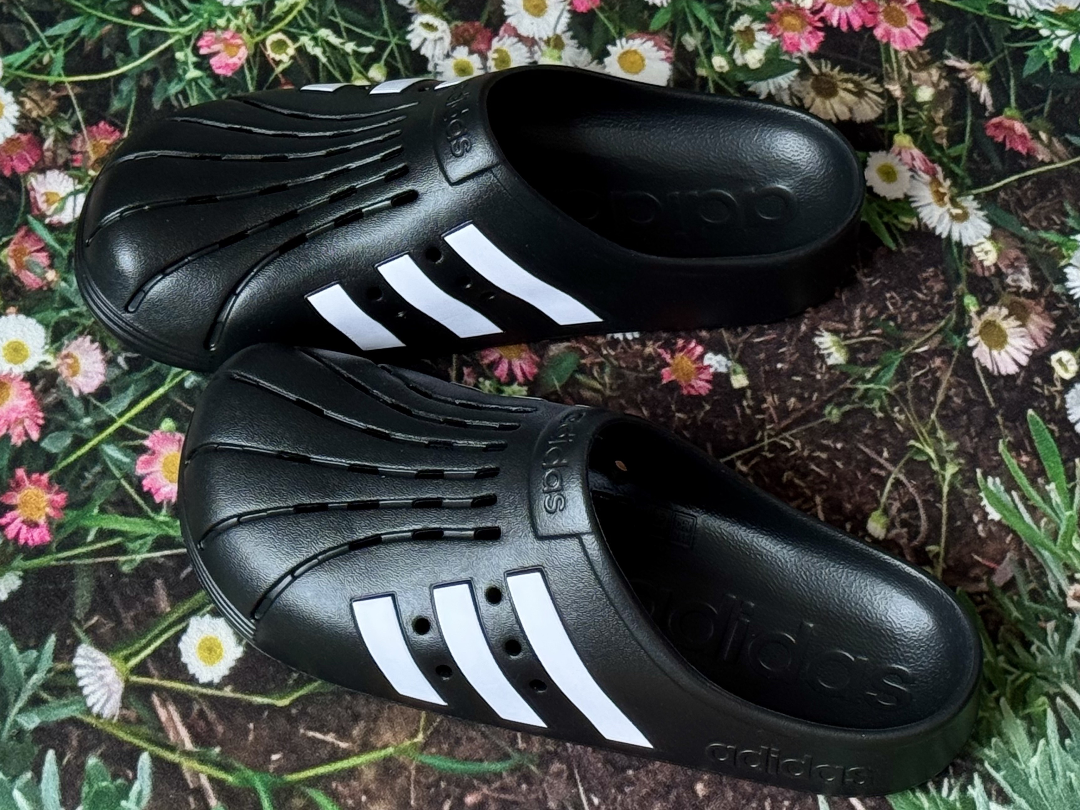 Adidas Adilette Clog Black White, Adidas Adilette Clog White Black 착용 스타일 - 1