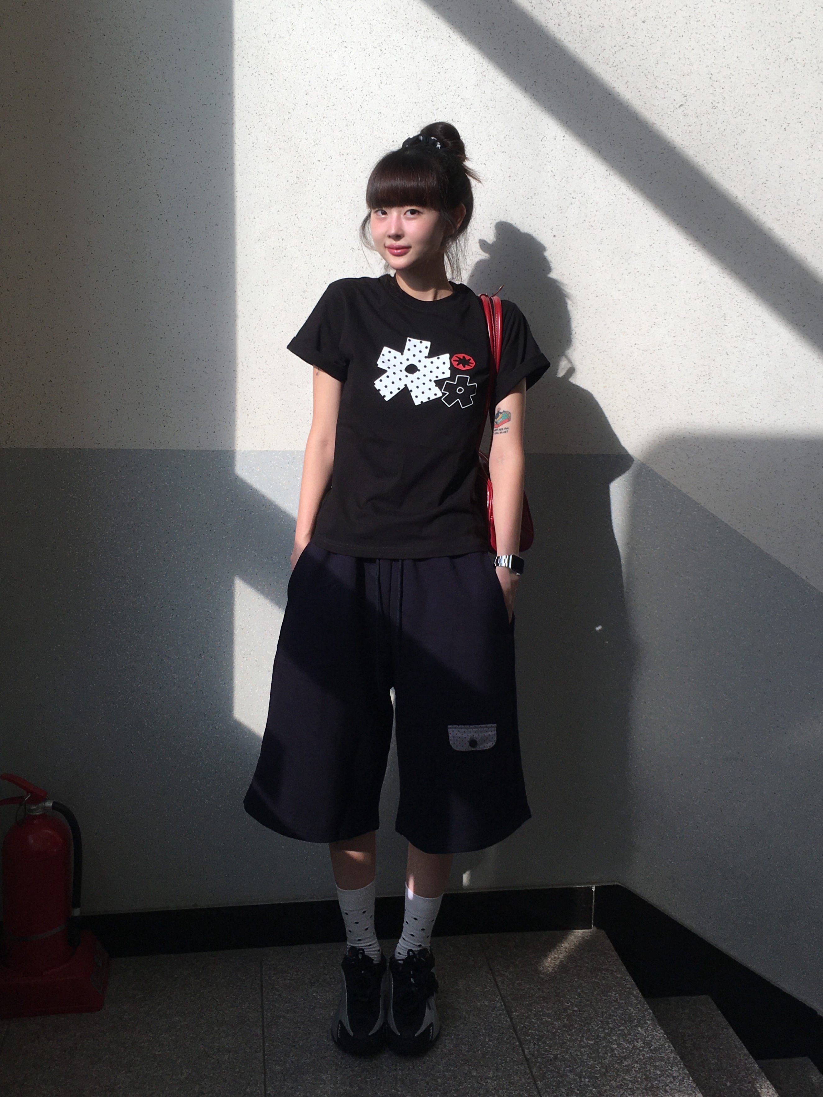 SLOW RECORD HOUSE Polka Dot Star T-Shirt Black 착용 스타일 - 2