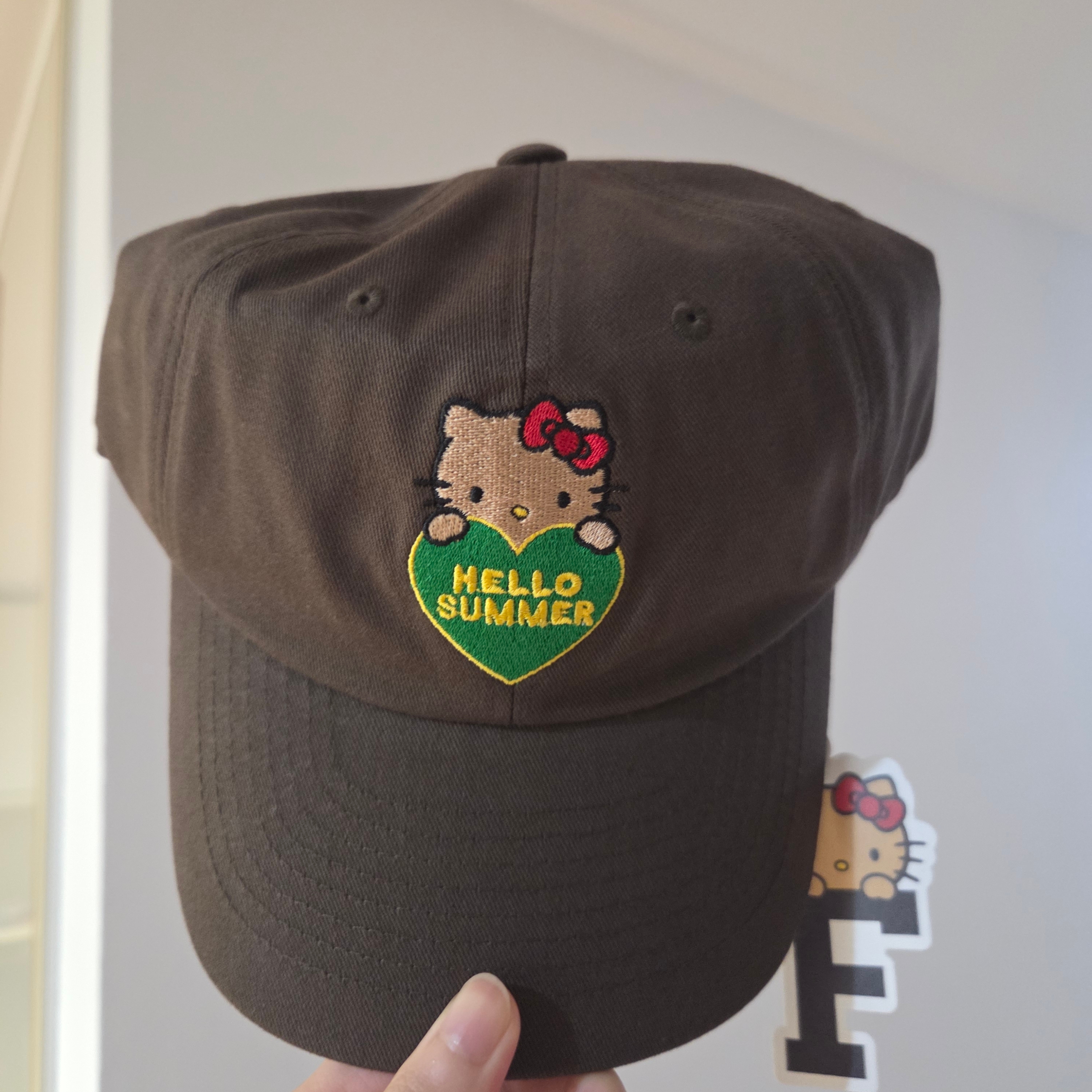 Farven x Tanning Hello Kitty Hello Summer Ball Cap_Brown 착용 스타일