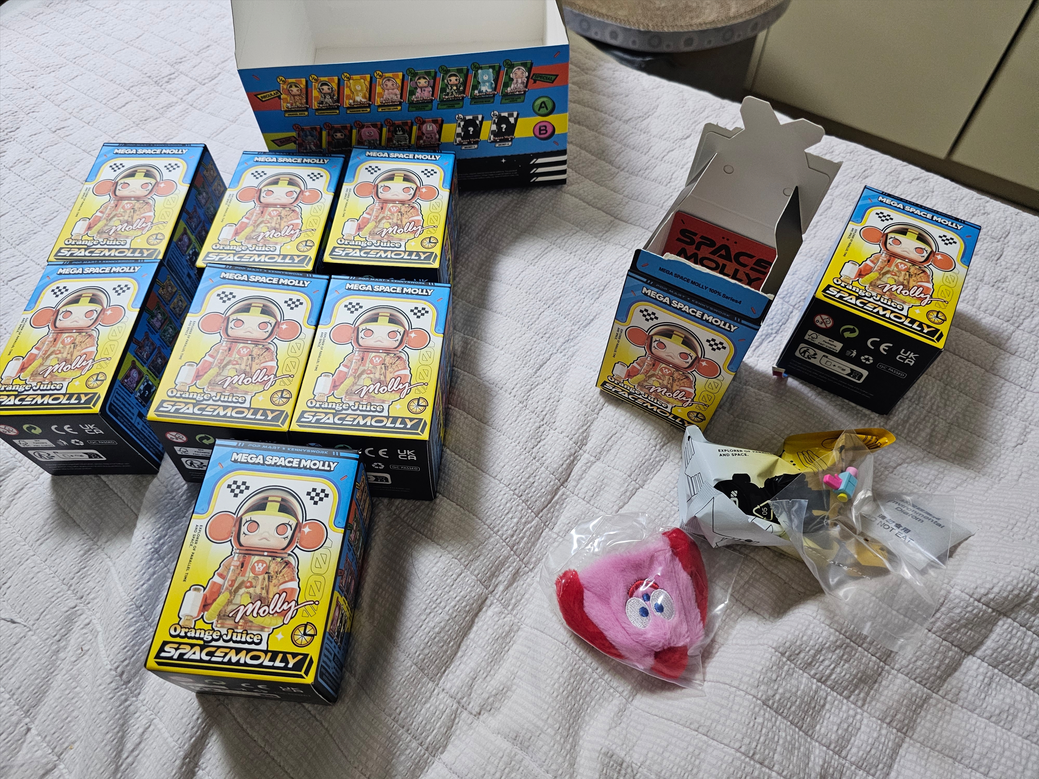 Pop Mart Mega Space Molly 100% Series4 Jon Burgerman (Opened Case) 착용 스타일 - 2
