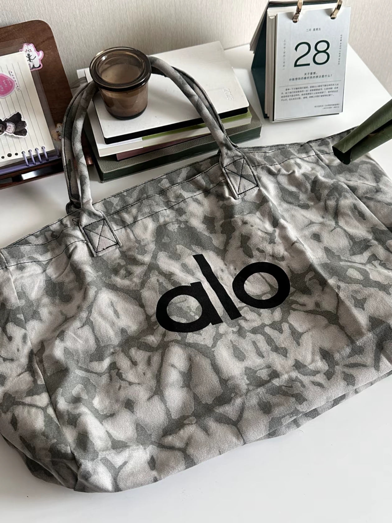 Alo Yoga Iconic Shopper Tote Bag Grey Tiedye, Mizuno Racer Trail SE Silver Grey 착용 스타일 - 5