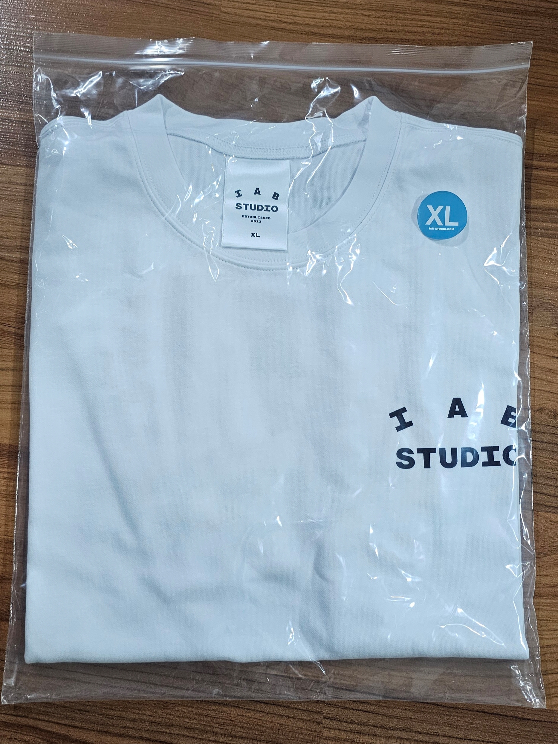 IAB Studio T-Shirt White Navy 착용 스타일 - 1