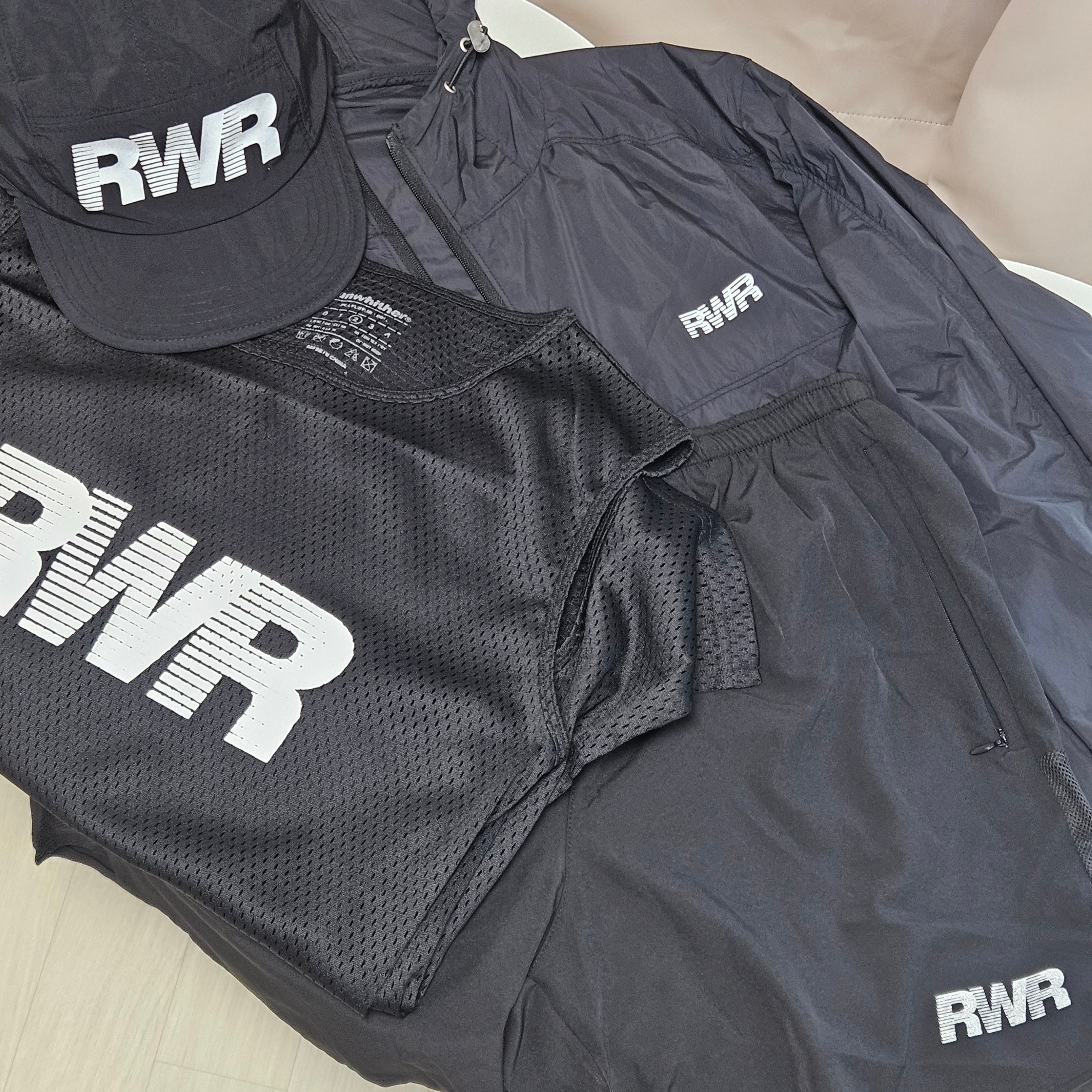 [KREAM 단독] runwhither Singlet Black, [KREAM 단독] runwhither 5inch Shorts Black 착용 스타일 - 2