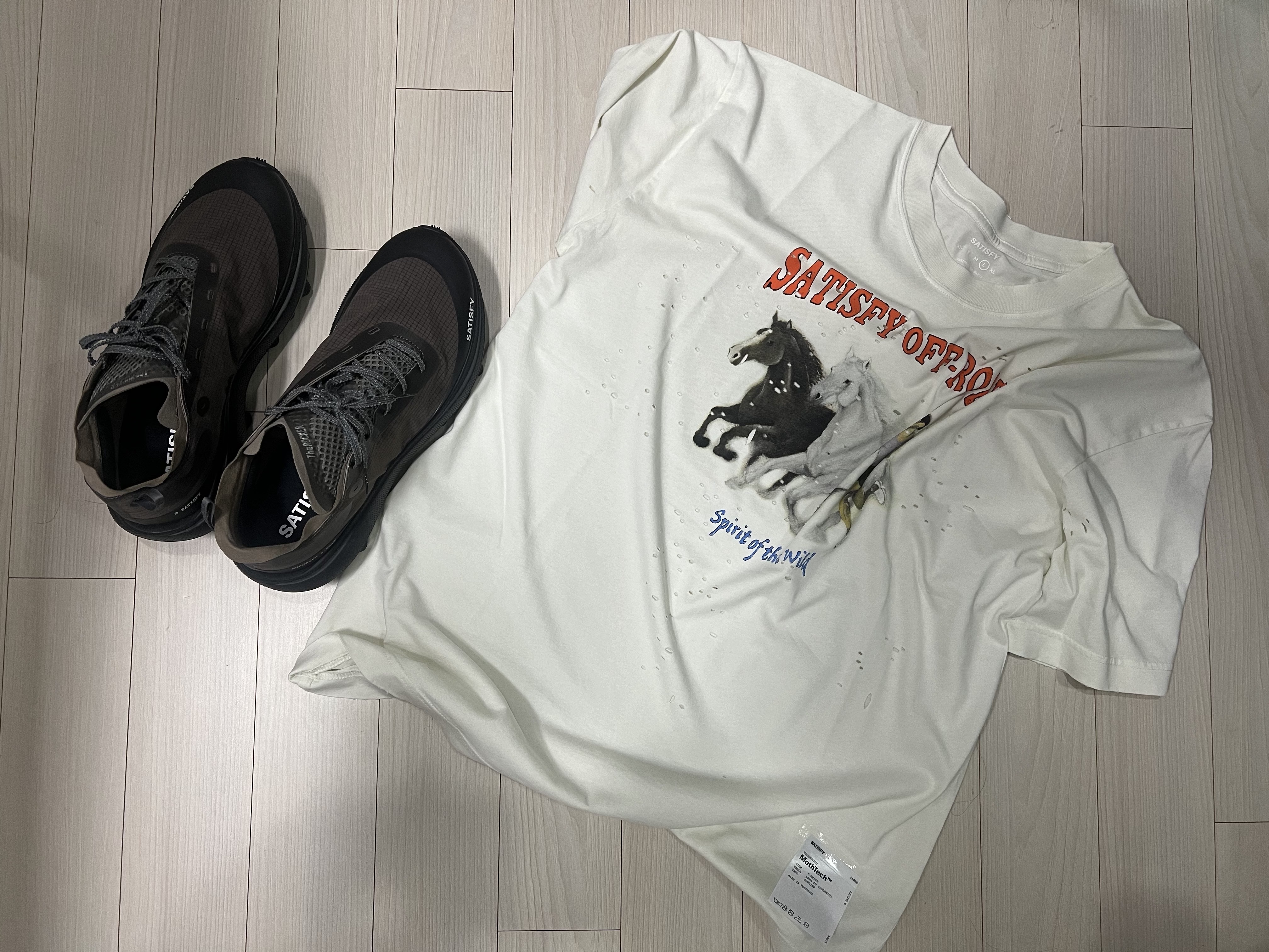 Satisfy Mothtech T-Shirt Off White, Satisfy The Rocker Falcon (Special Edition) 착용 스타일