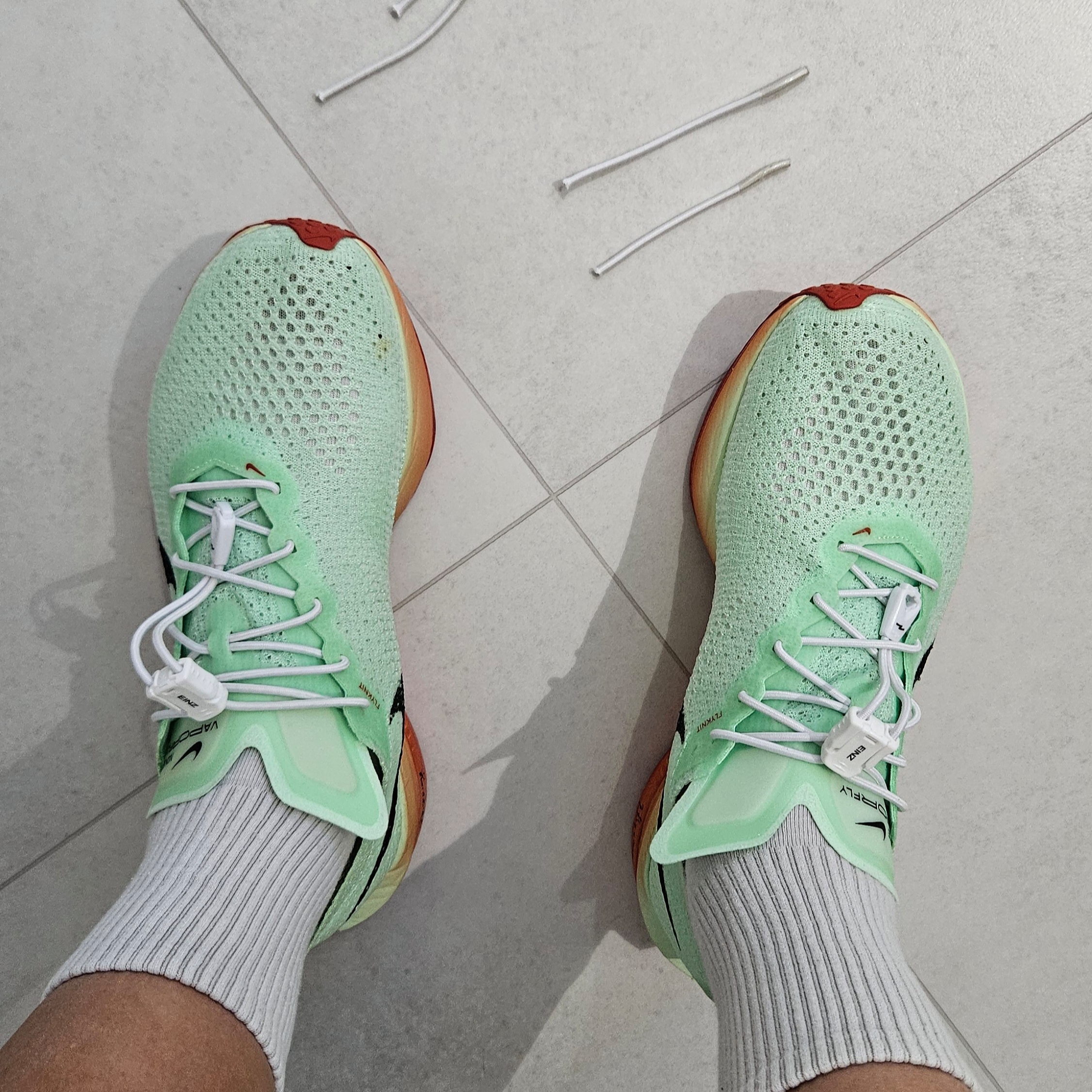Nike ZoomX Vaporfly Next% 3 Vapor Green Dragon Red 착용 스타일