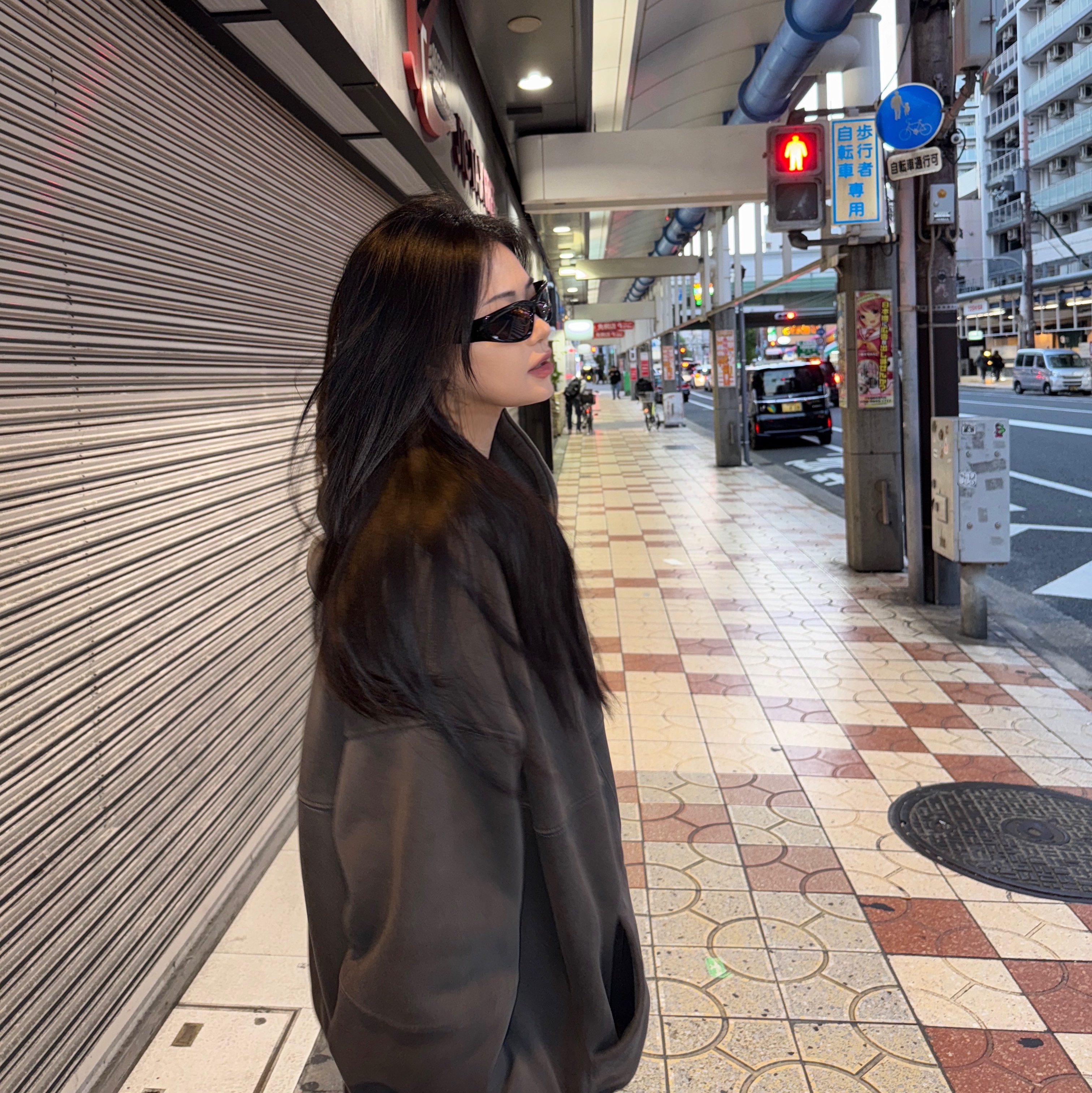 Balenciaga Swift Oval Sunglasses Black, IAB Studio Pigment Hoodie Black 착용 스타일