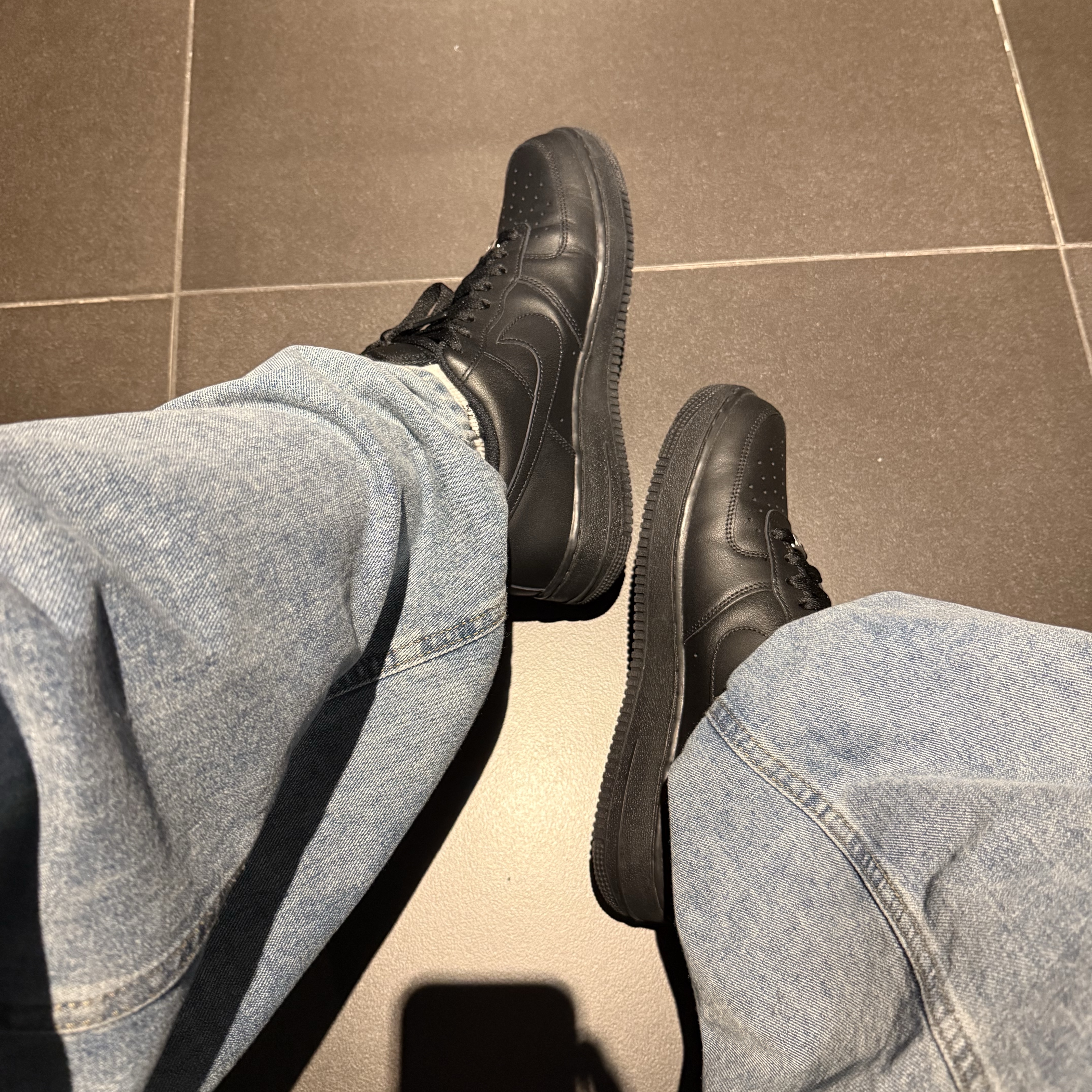 Nike Air Force 1 '07 Low Triple Black 착용 스타일