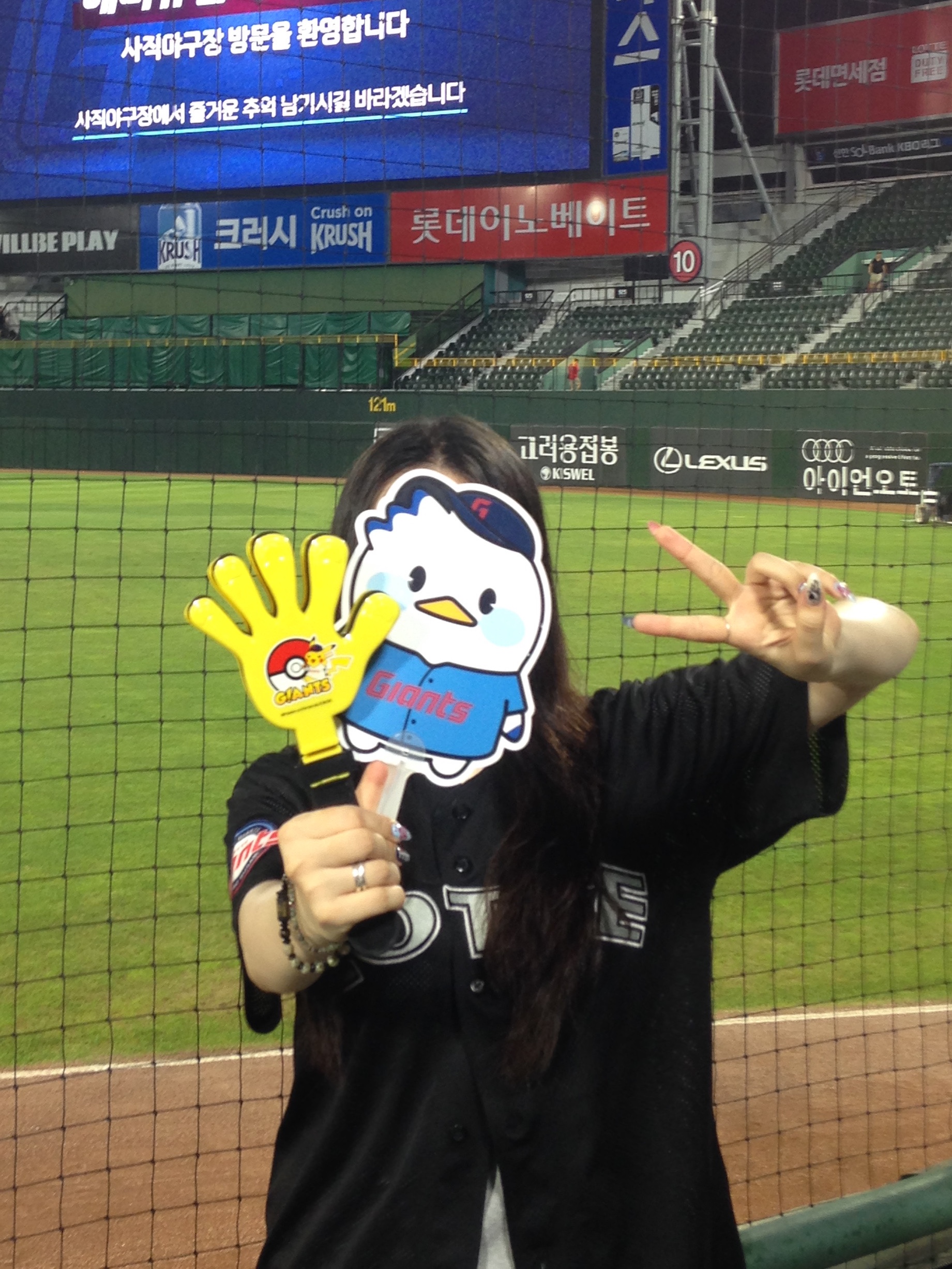 Lotte Giants Old Replica Uniform Black (Non Marking Ver.) 2, Pokemon x Lotte Giants Pikachu Jjakjjaki Yellow Black 착용 스타일 - 1