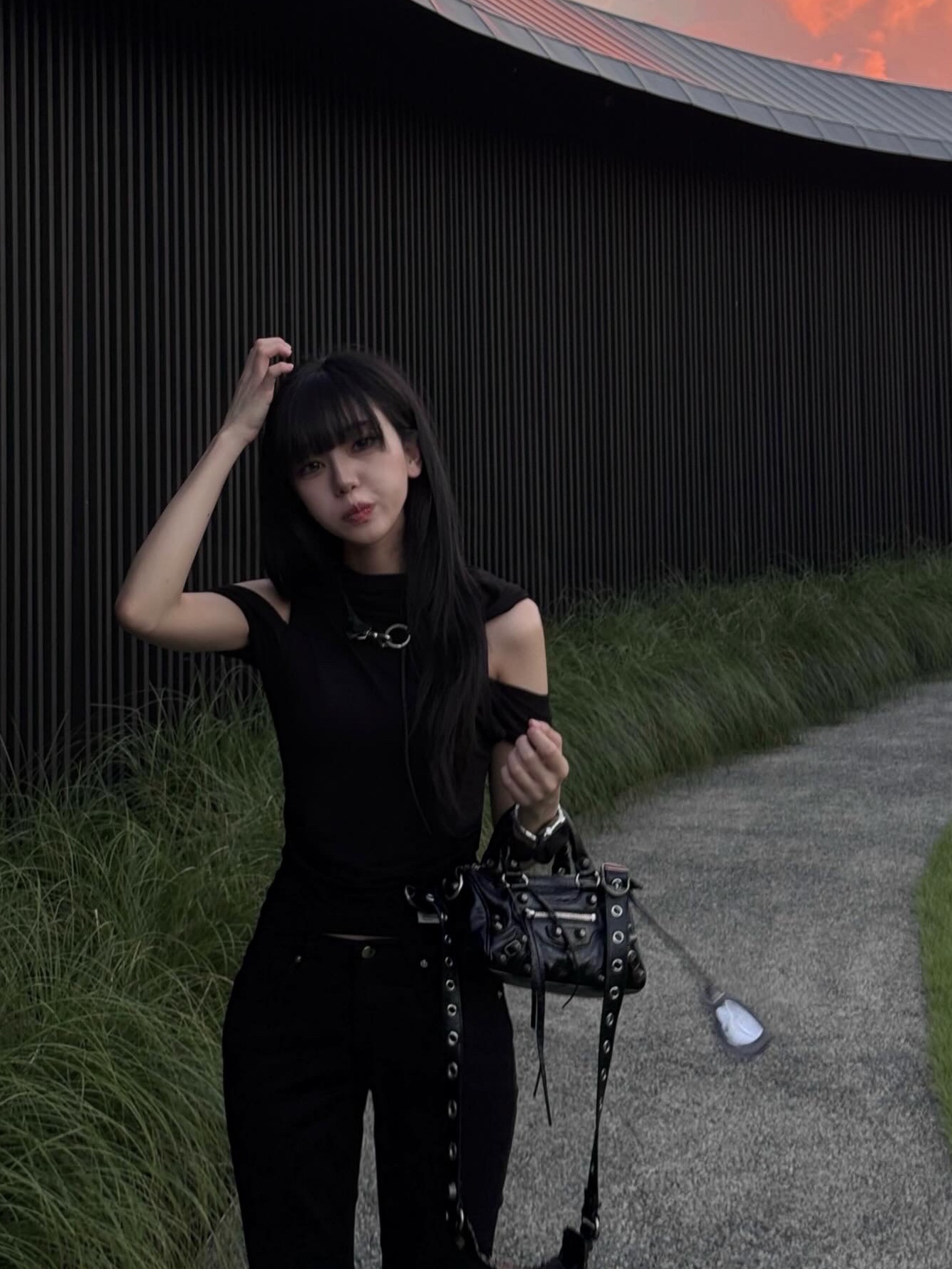 Balenciaga Le Cagole Mini Duffle Bag Black, Our Legacy Ladon Leather Keychain Black 착용 스타일