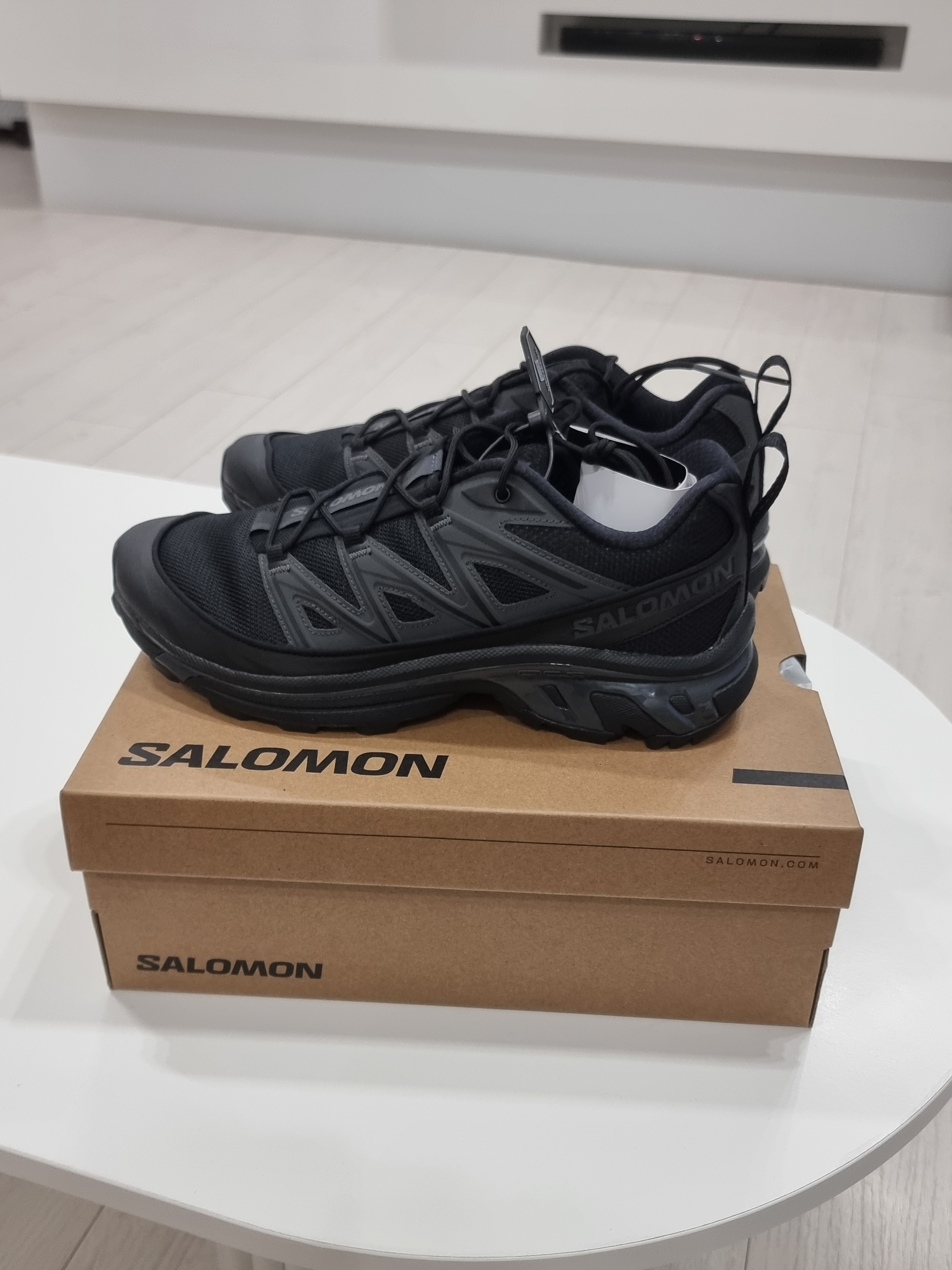 Salomon XT-6 Expanse Black Ebony, Salomon XT-6 Pewter Aurora Red 착용 스타일 - 2
