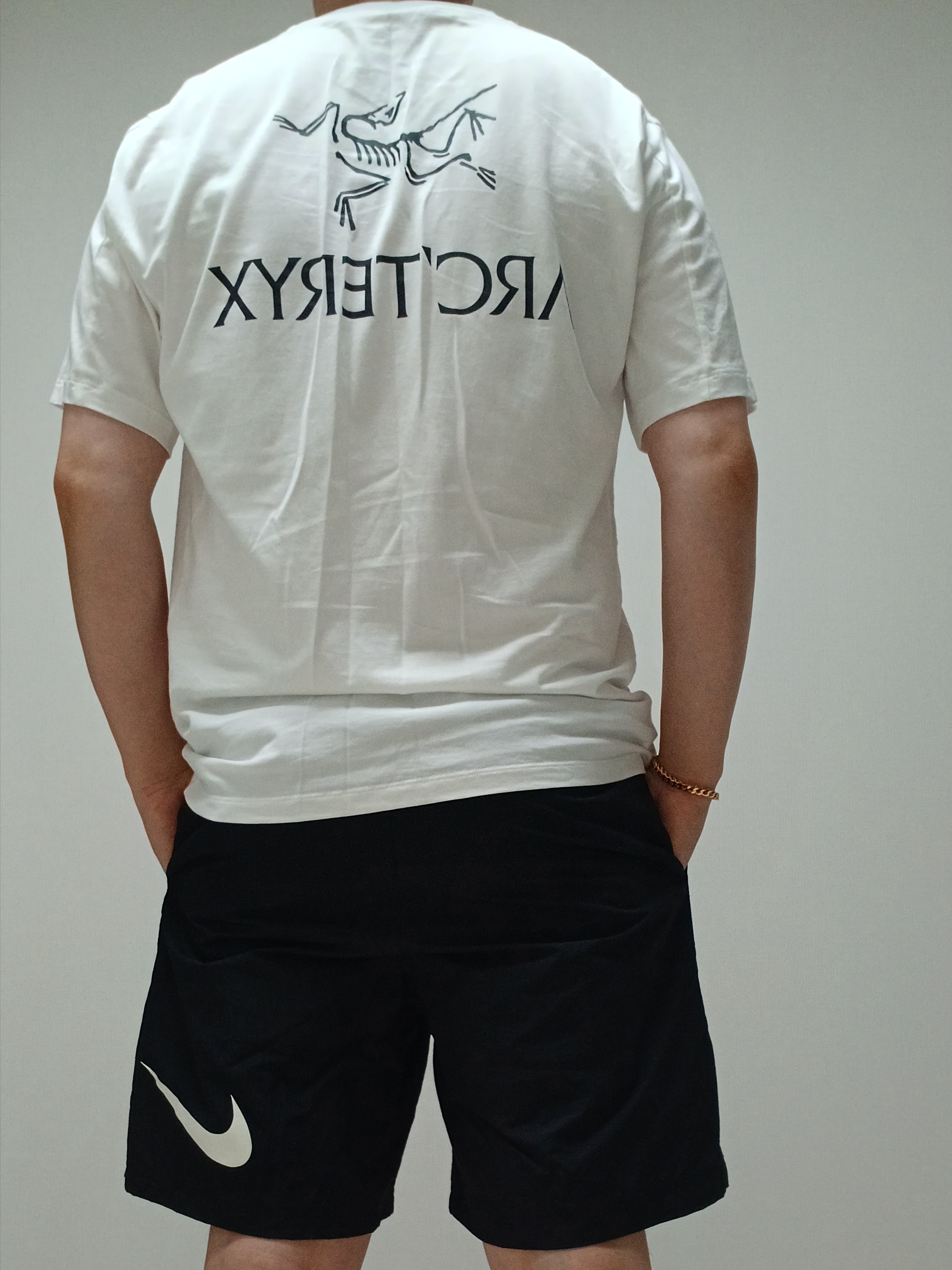 Arc'teryx Kragg SL Cotton Bird Word SS T-Shirt White Light Black, Nike x Stussy Shorts Black (FJ9167-010) 착용 스타일 - 1