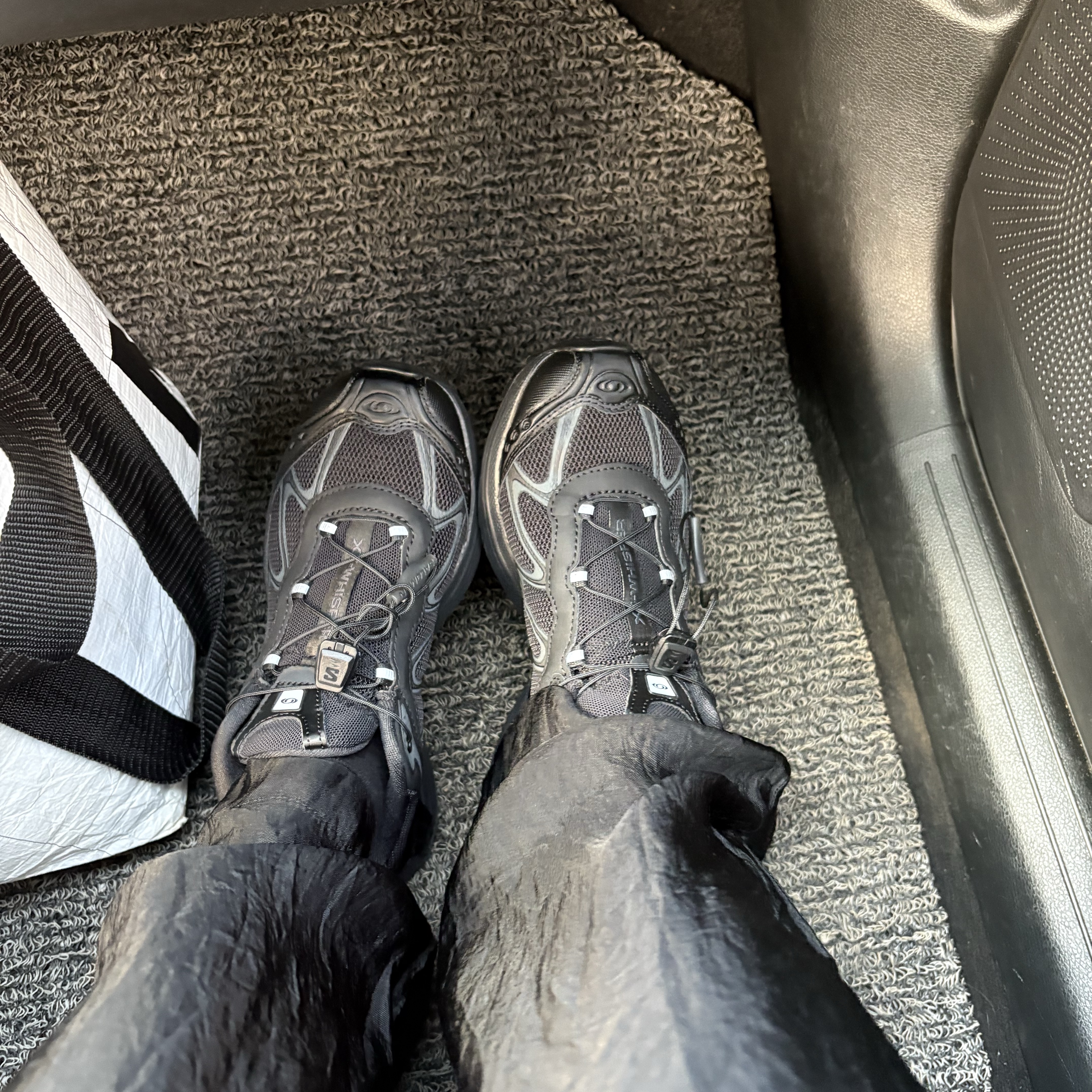 Salomon XT-Whisper Black Asphalt 착용 스타일