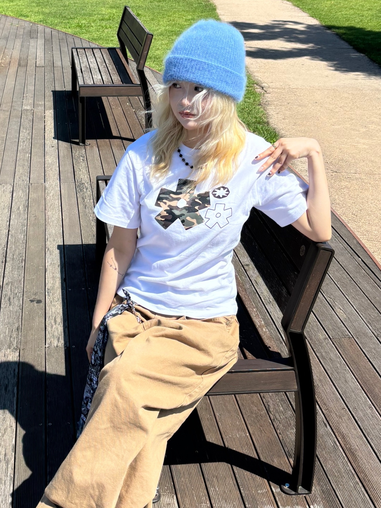 SLOW RECORD HOUSE Camo Bloom Star T-Shirt White 착용 스타일 - 4