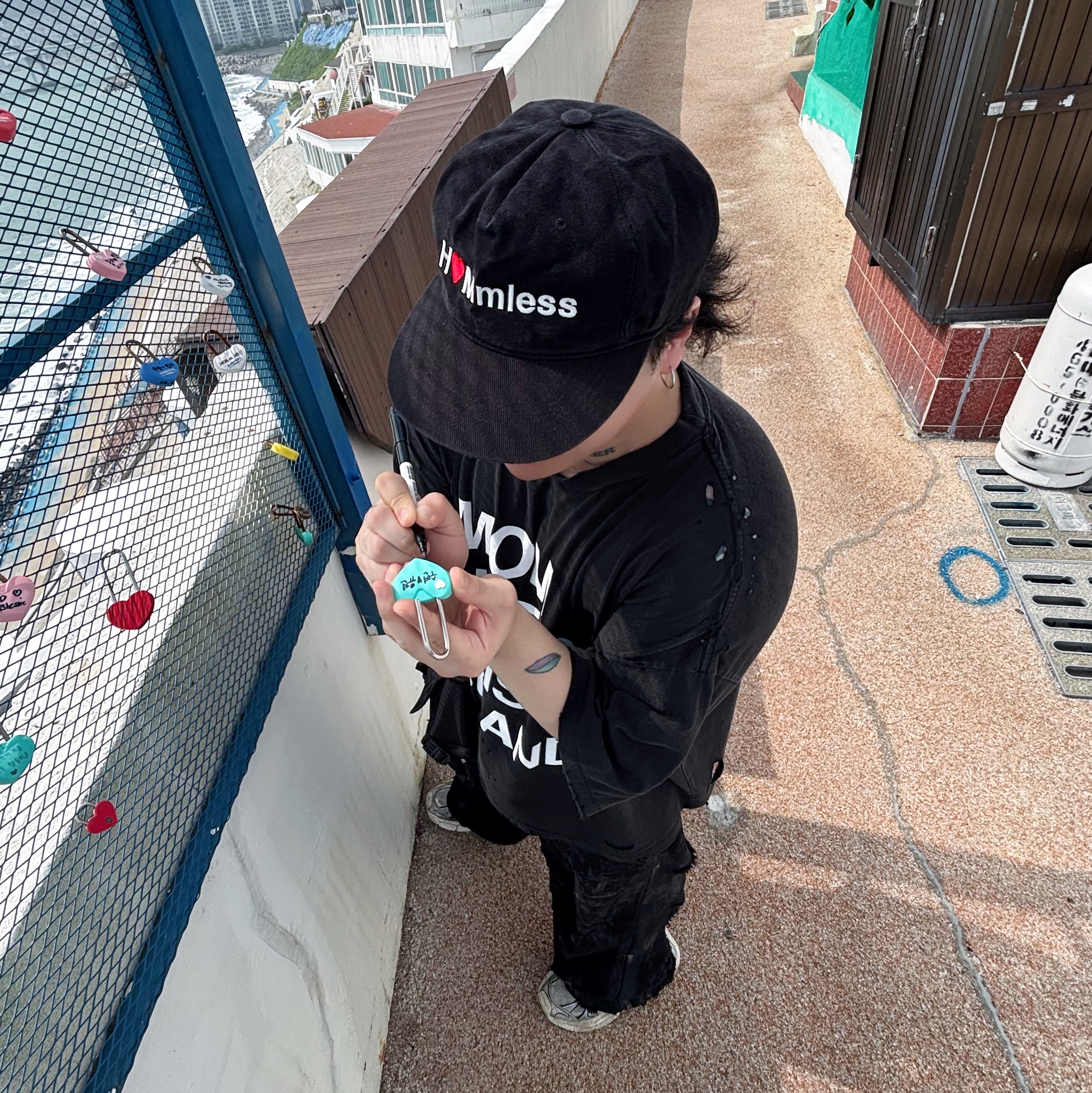 Hommless 5 Panel Cap Black, Hommless Mom Hates This Brand VTG Tee Black 착용 스타일