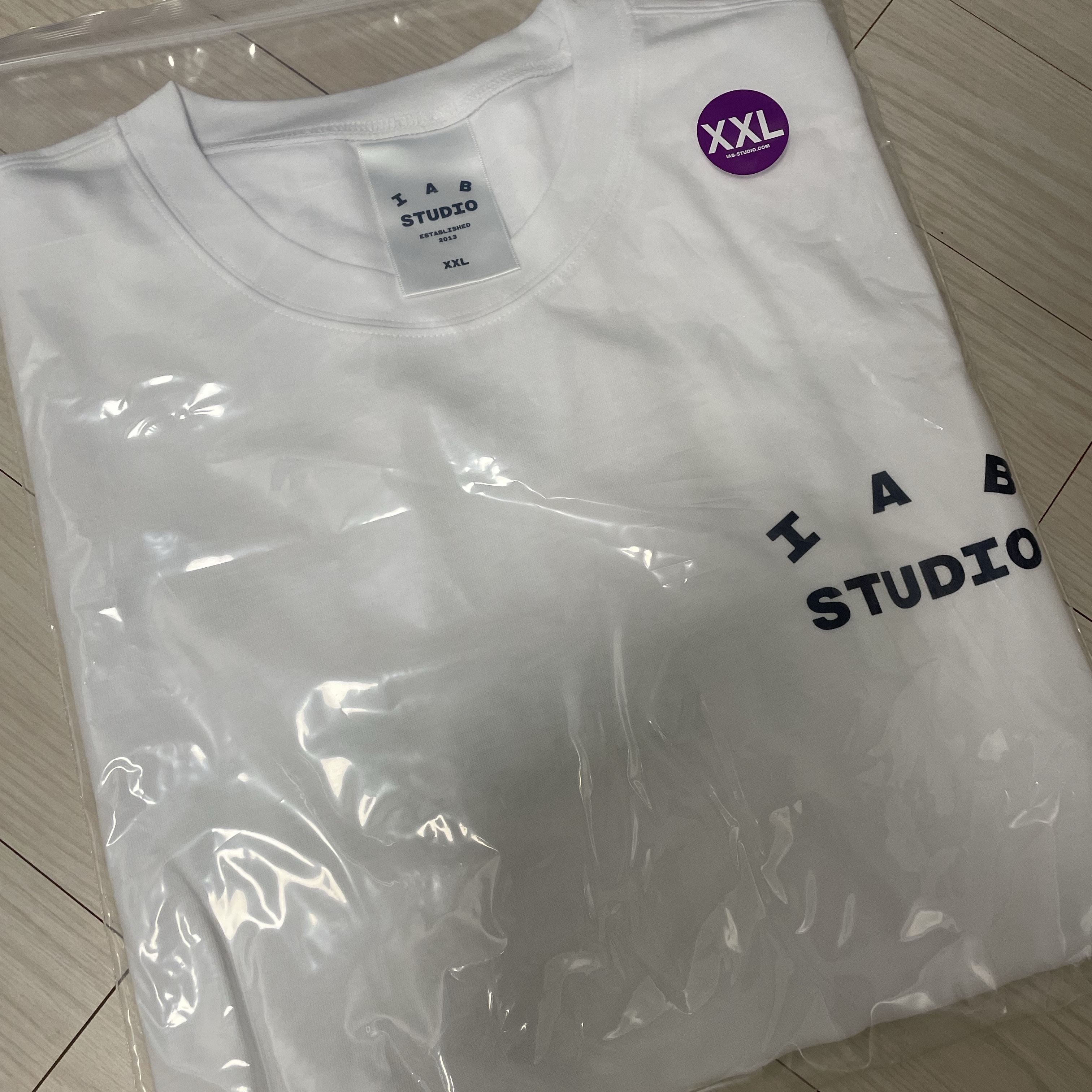 IAB Studio T-Shirt White Navy 착용 스타일