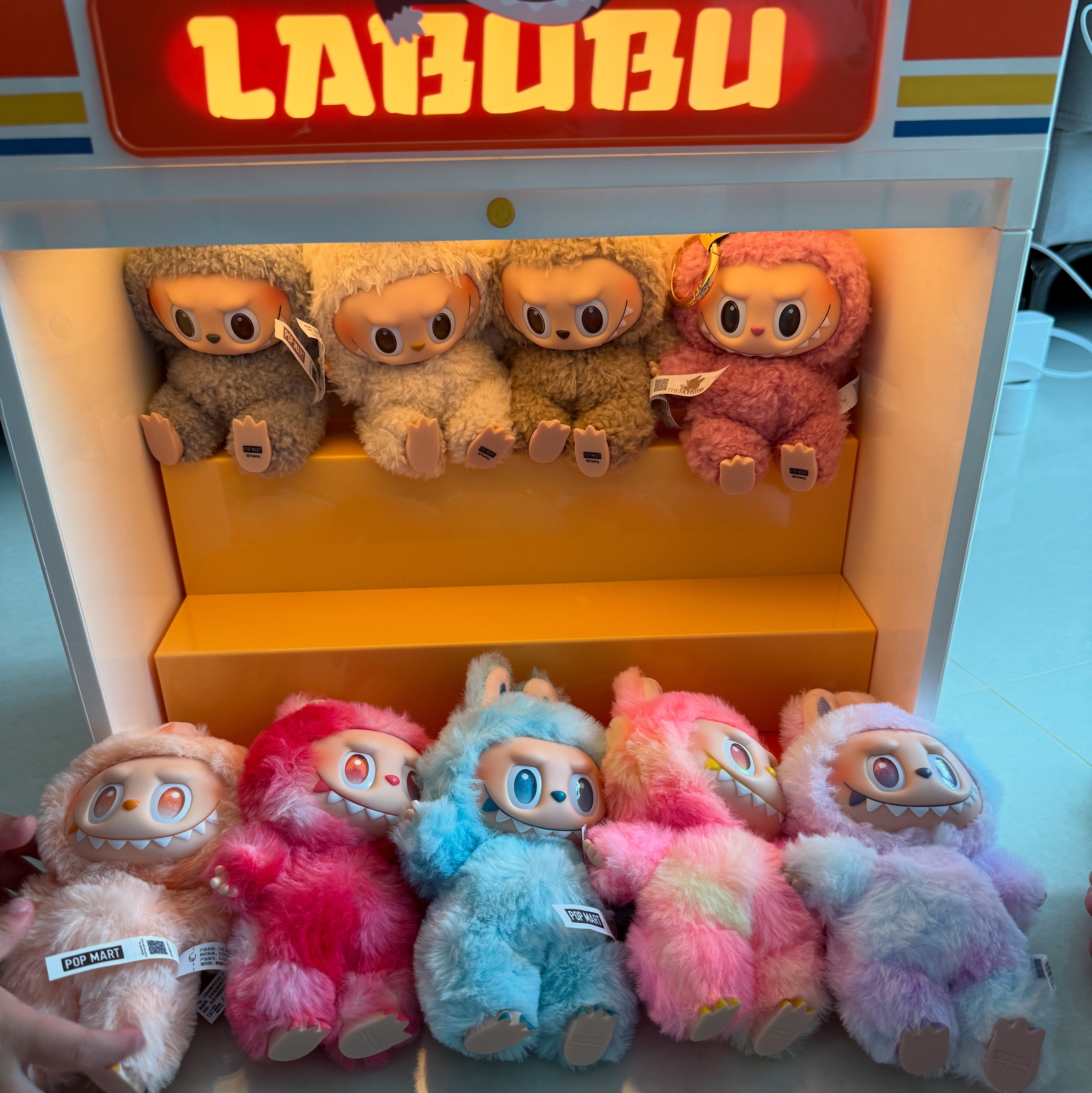 Pop Mart Labubu The Monsters Wacky Mart Series Display Container 착용 스타일 - 1