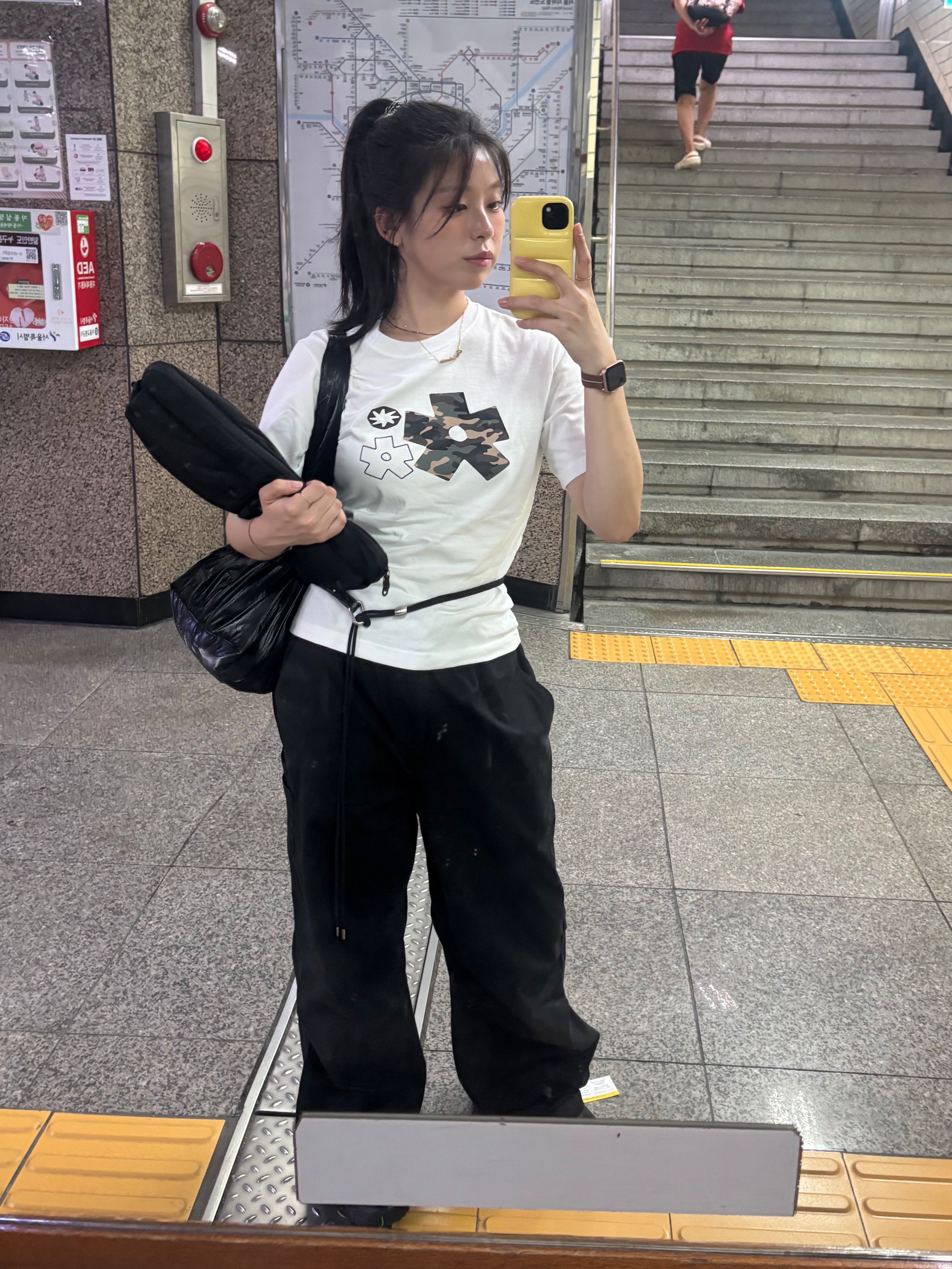 SLOW RECORD HOUSE Camo Bloom Star T-Shirt White 착용 스타일 - 1