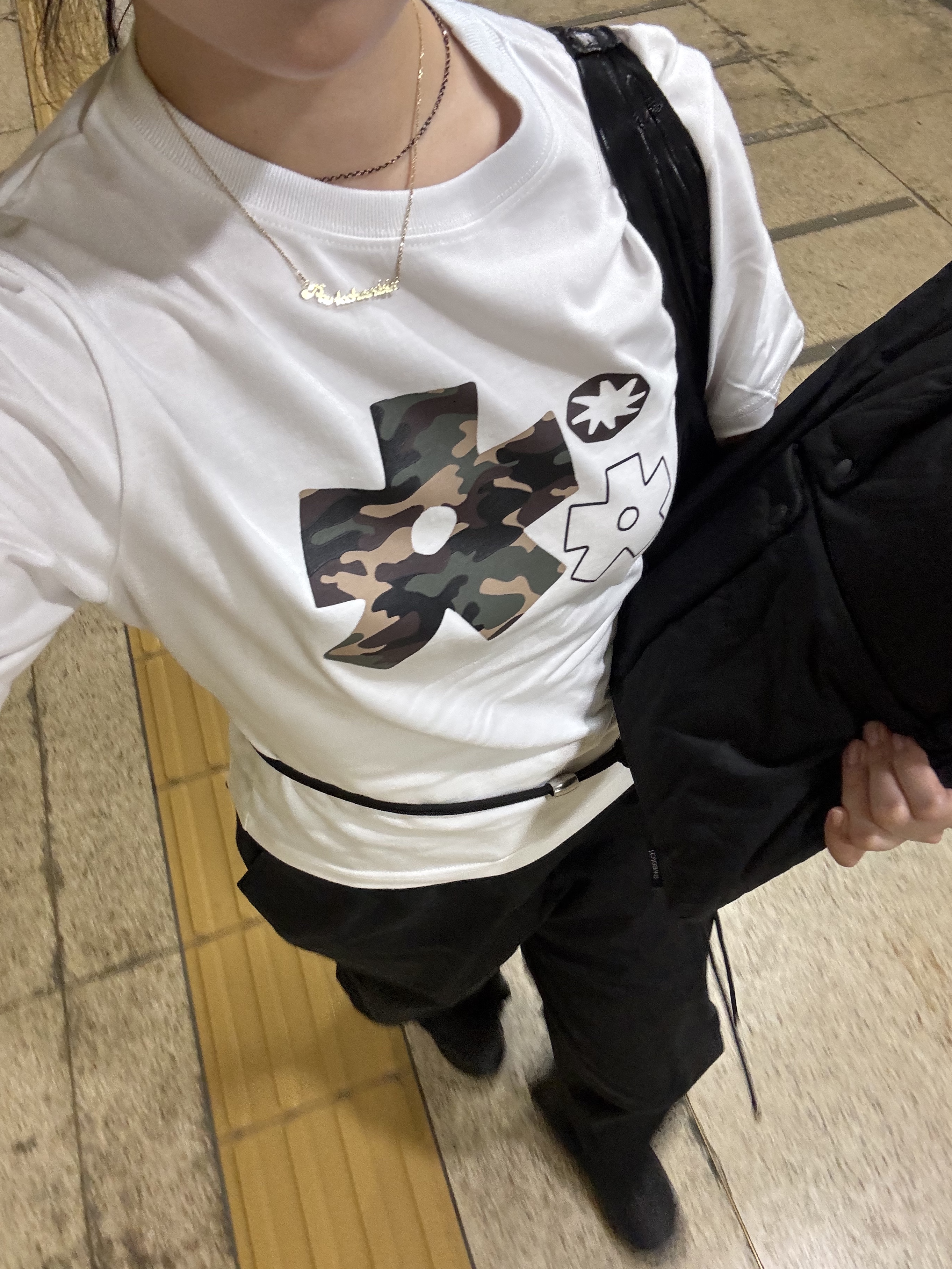 SLOW RECORD HOUSE Camo Bloom Star T-Shirt White 착용 스타일 - 2