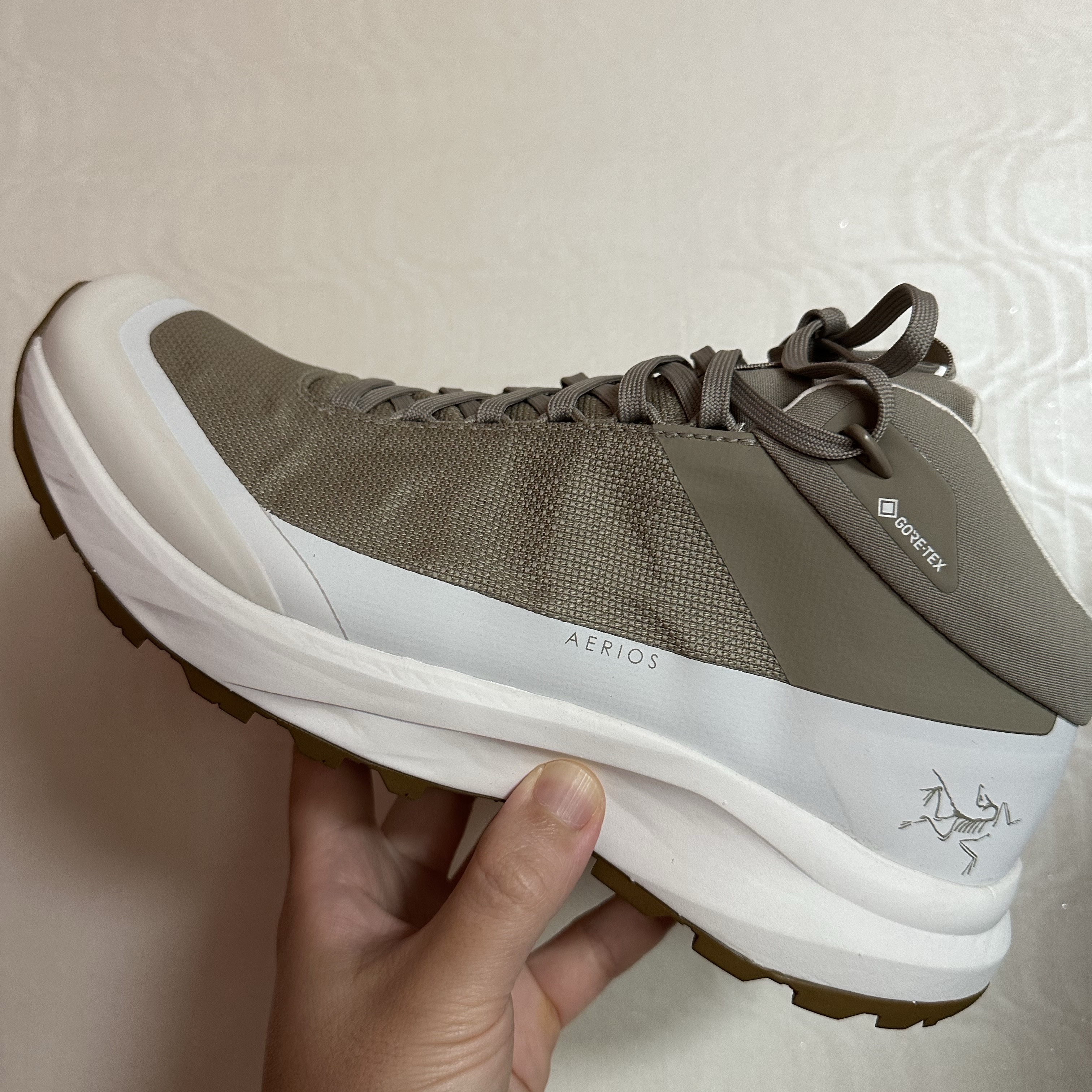 Arc'teryx Aerios Mid GTX Smoke Bluff Arctic Silk 착용 스타일