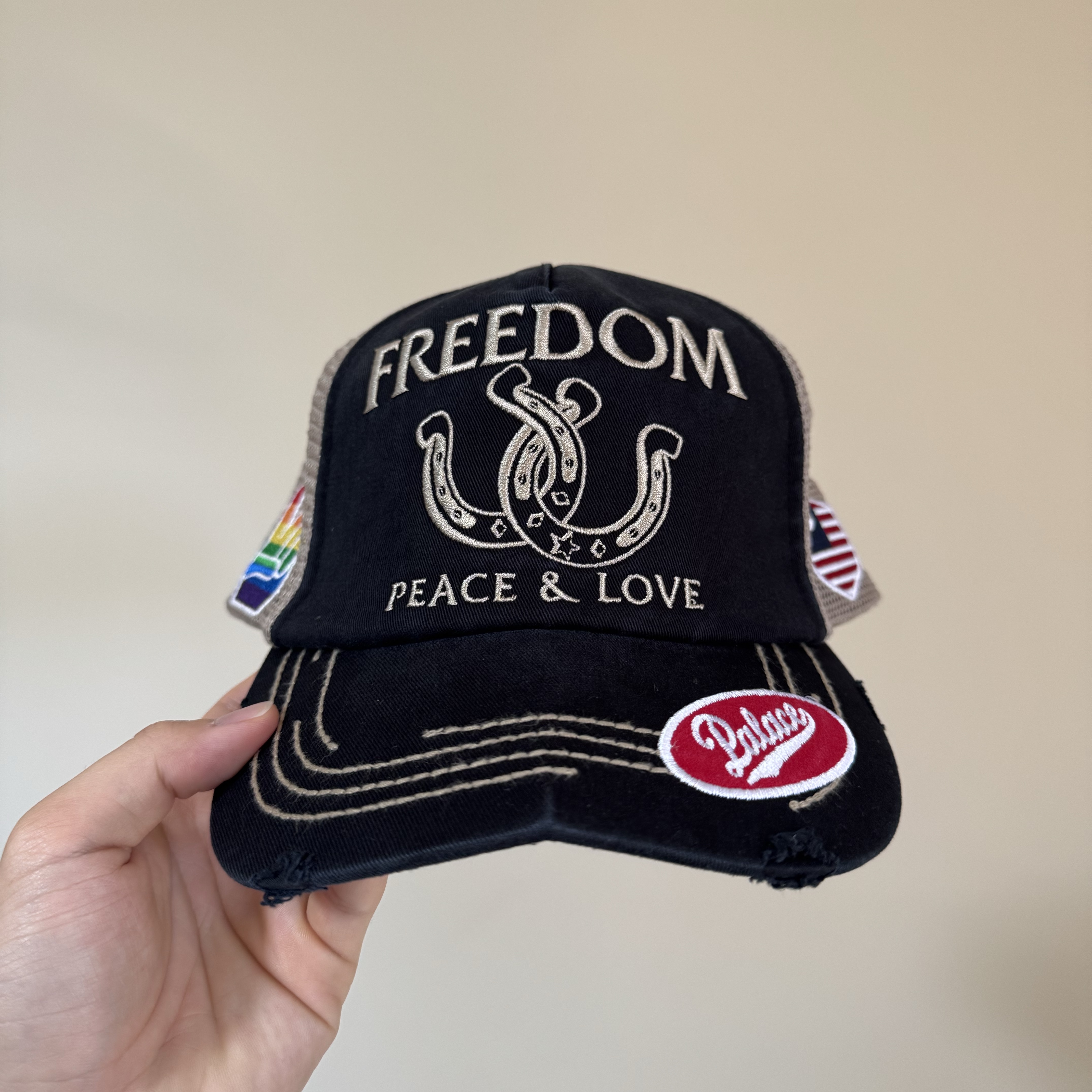Palace Freedom Distressed Trucker Black - 25FW 착용 스타일 - 2