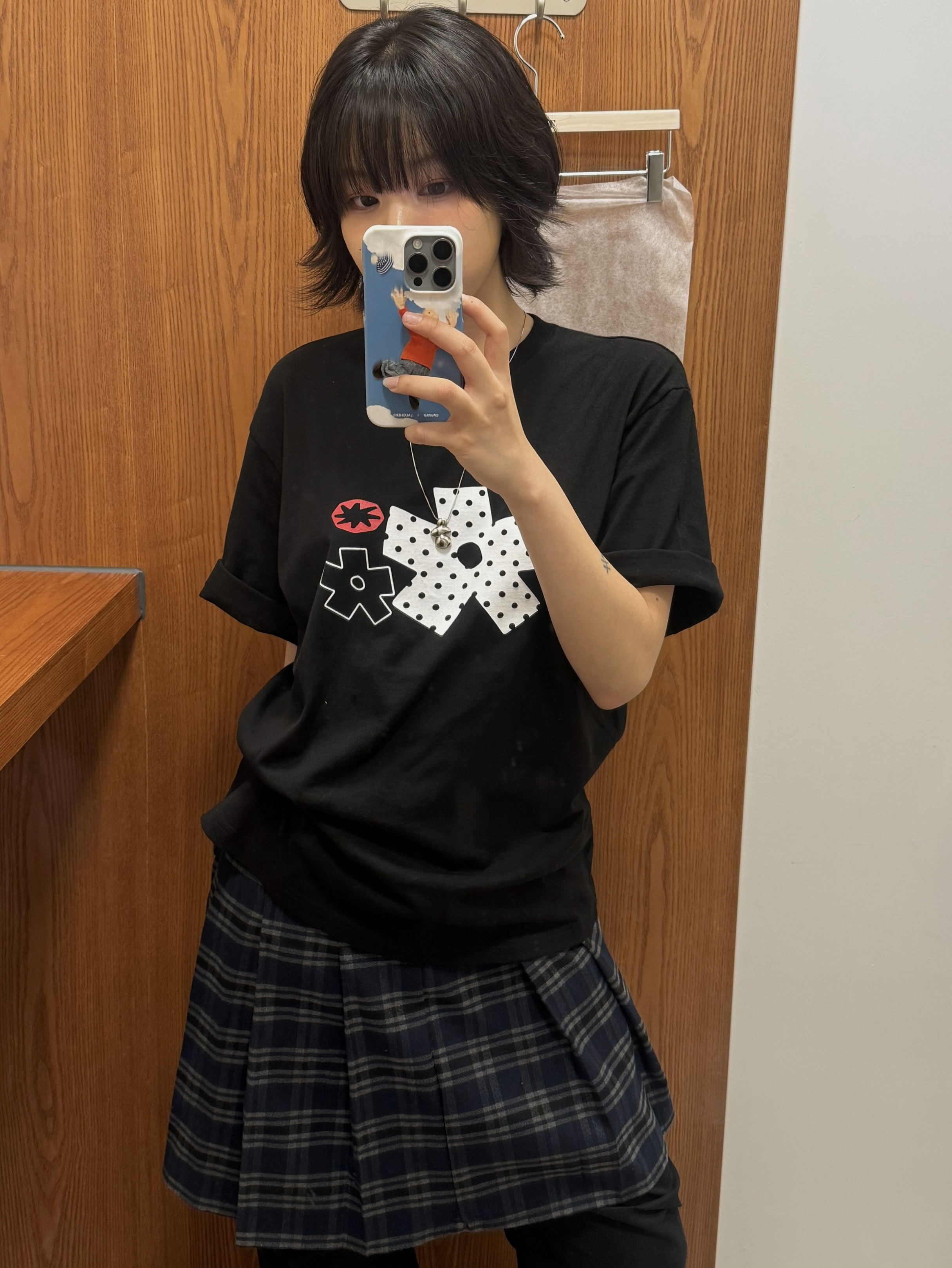 SLOW RECORD HOUSE Polka Dot Star T-Shirt Black 착용 스타일 - 4